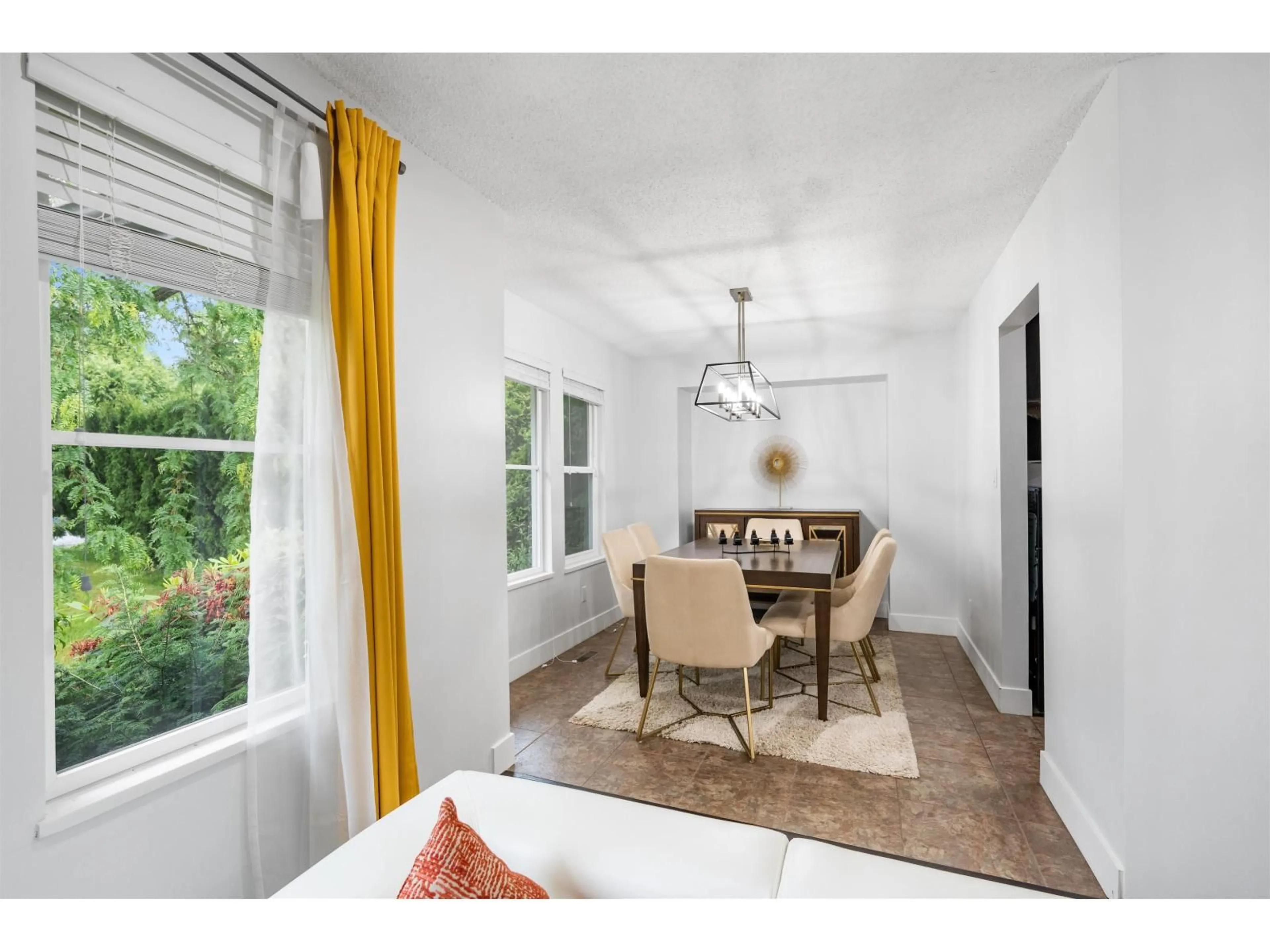 Dining room, unknown for 18046 61A, Surrey British Columbia V3S5X1