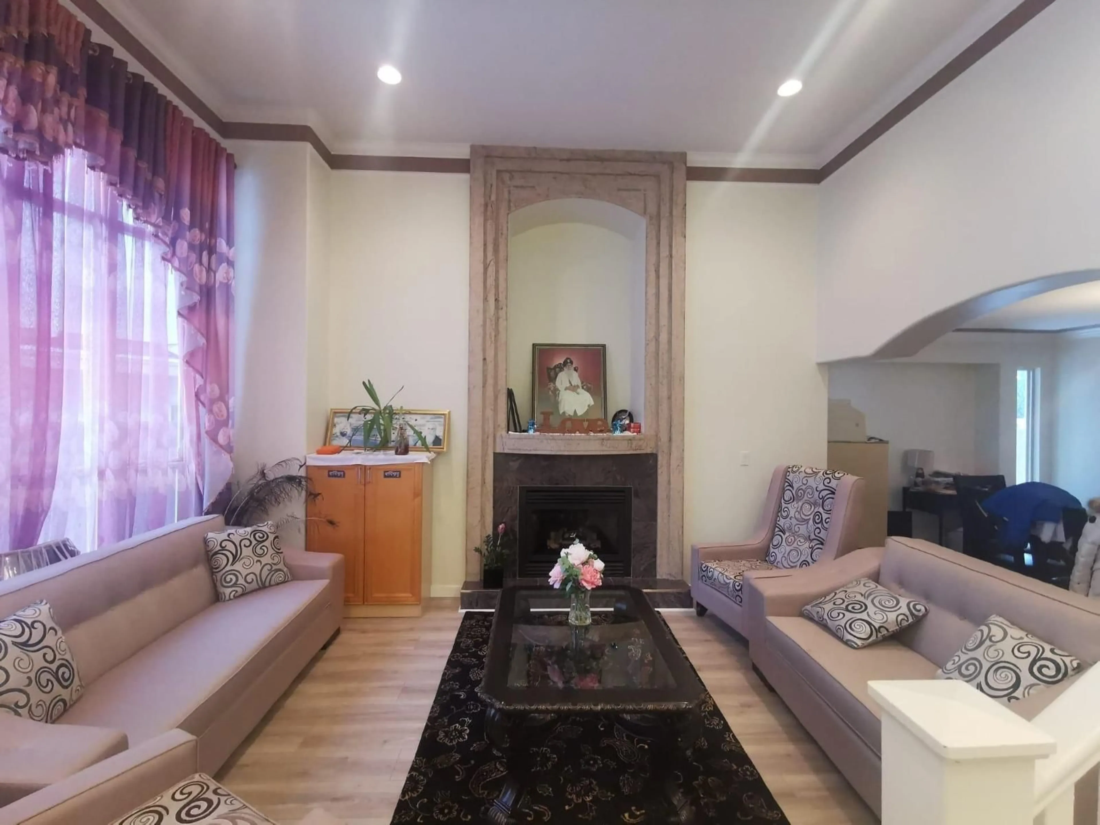 Living room with furniture, wood/laminate floor for 6641 123, Surrey British Columbia V3W0W1