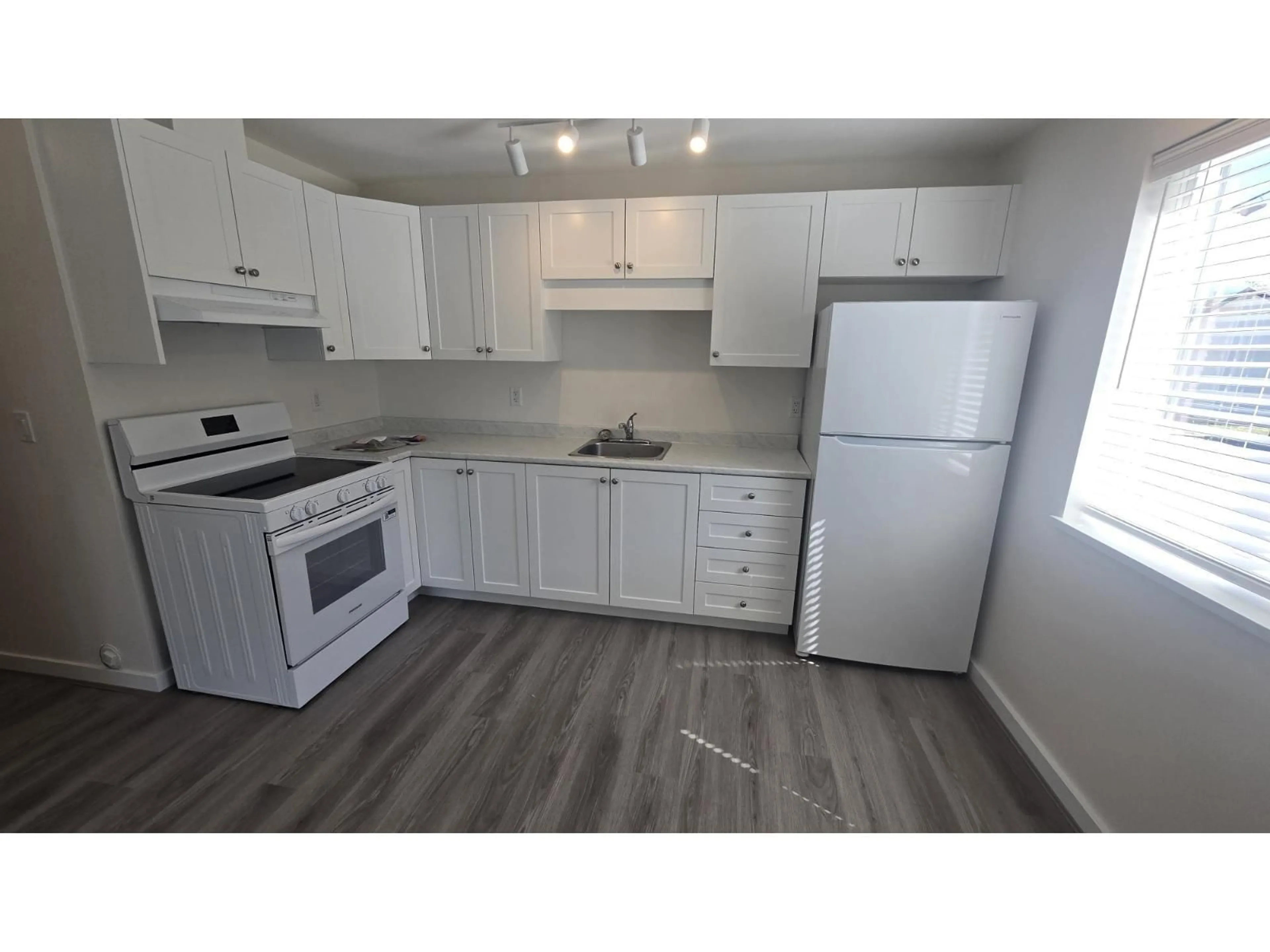 Standard kitchen, wood/laminate floor for 14 - 46160 PRINCESS AVENUE, Chilliwack British Columbia V2P2A7