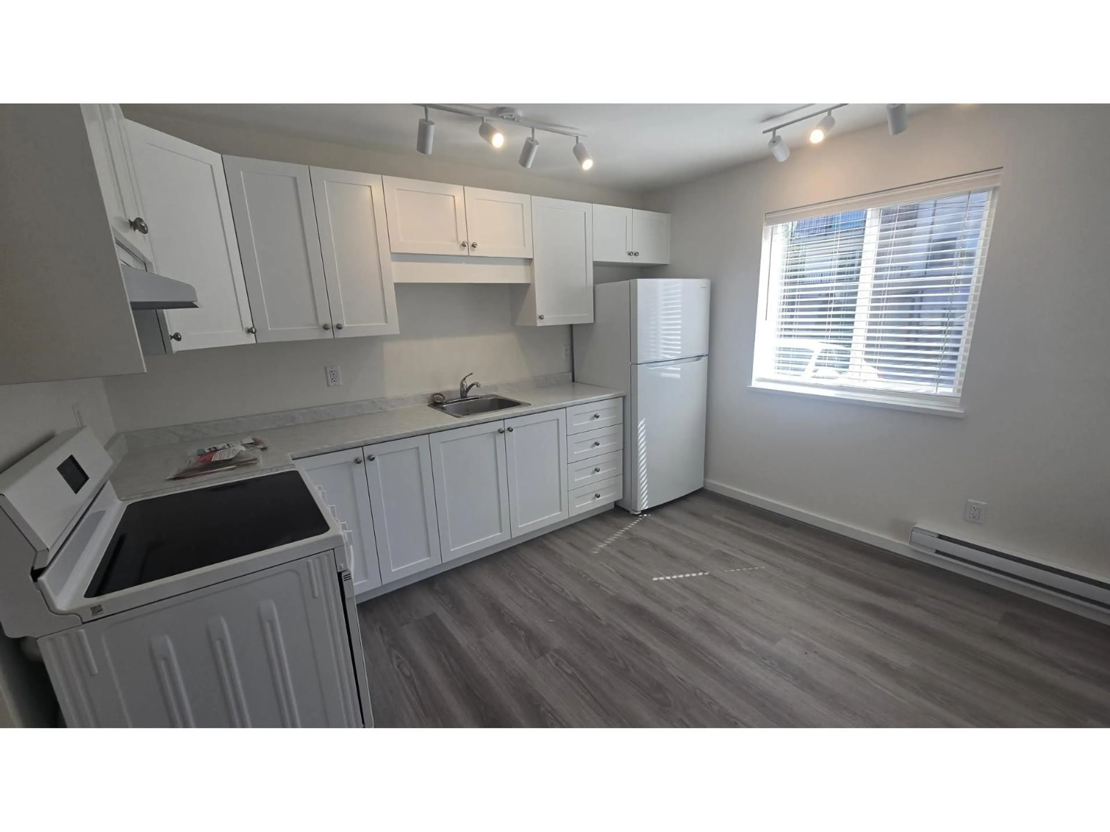 Standard kitchen, wood/laminate floor for 14 - 46160 PRINCESS AVENUE, Chilliwack British Columbia V2P2A7