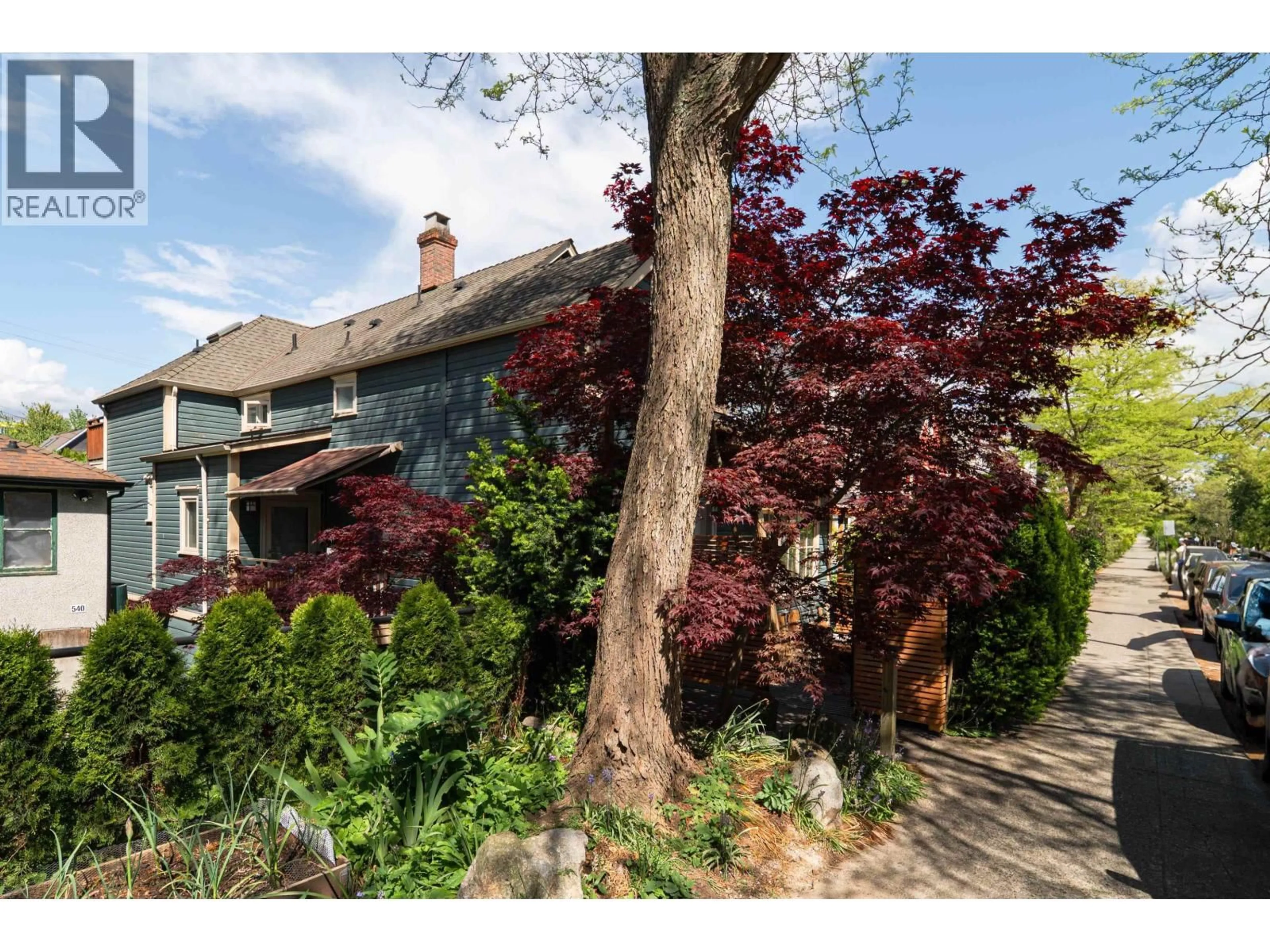 A pic from outside/outdoor area/front of a property/back of a property/a pic from drone, street for 2 - 709 KEEFER STREET, Vancouver British Columbia V6A1Y6