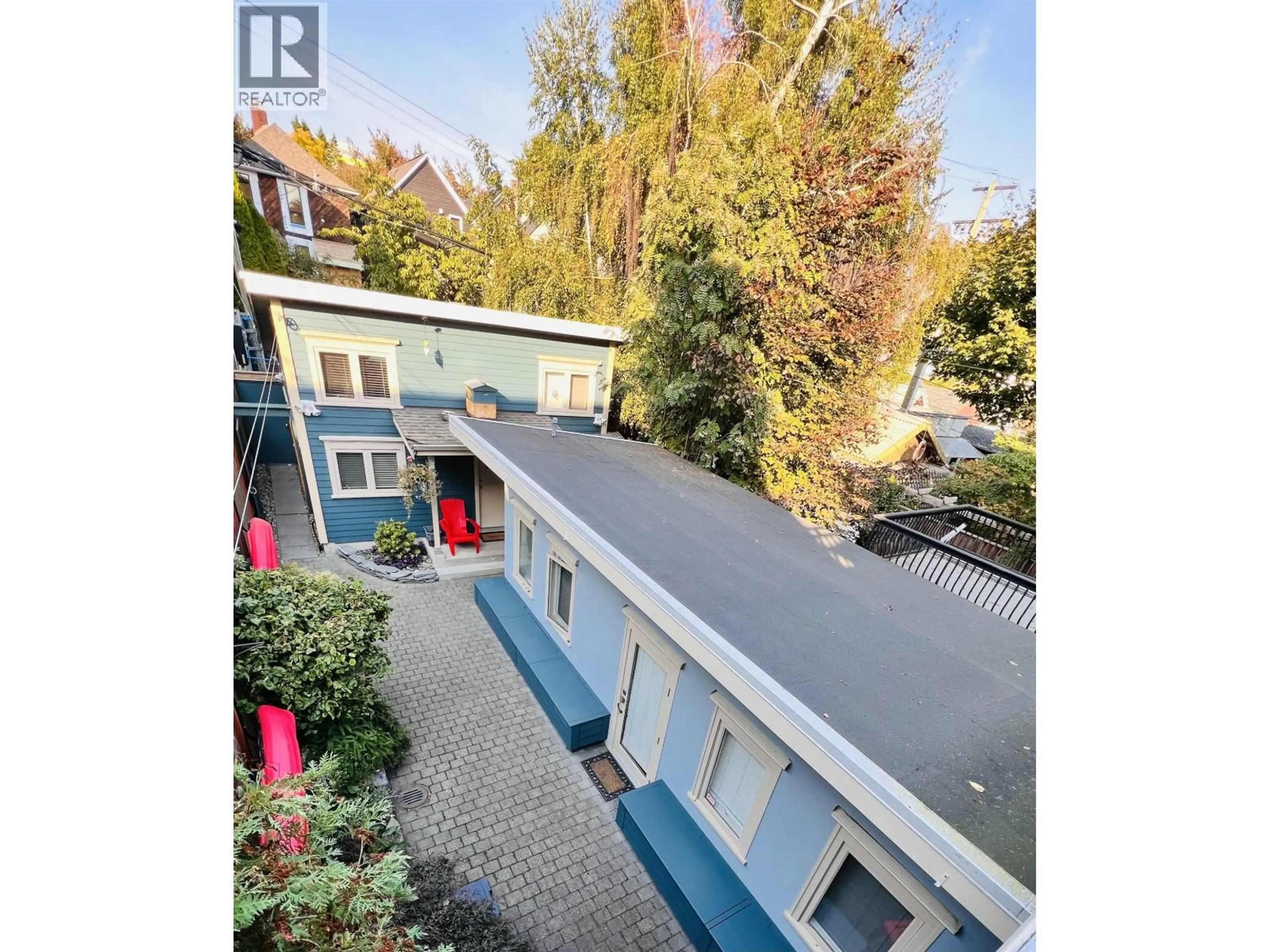 A pic from outside/outdoor area/front of a property/back of a property/a pic from drone, city buildings view from balcony for 2 - 709 KEEFER STREET, Vancouver British Columbia V6A1Y6