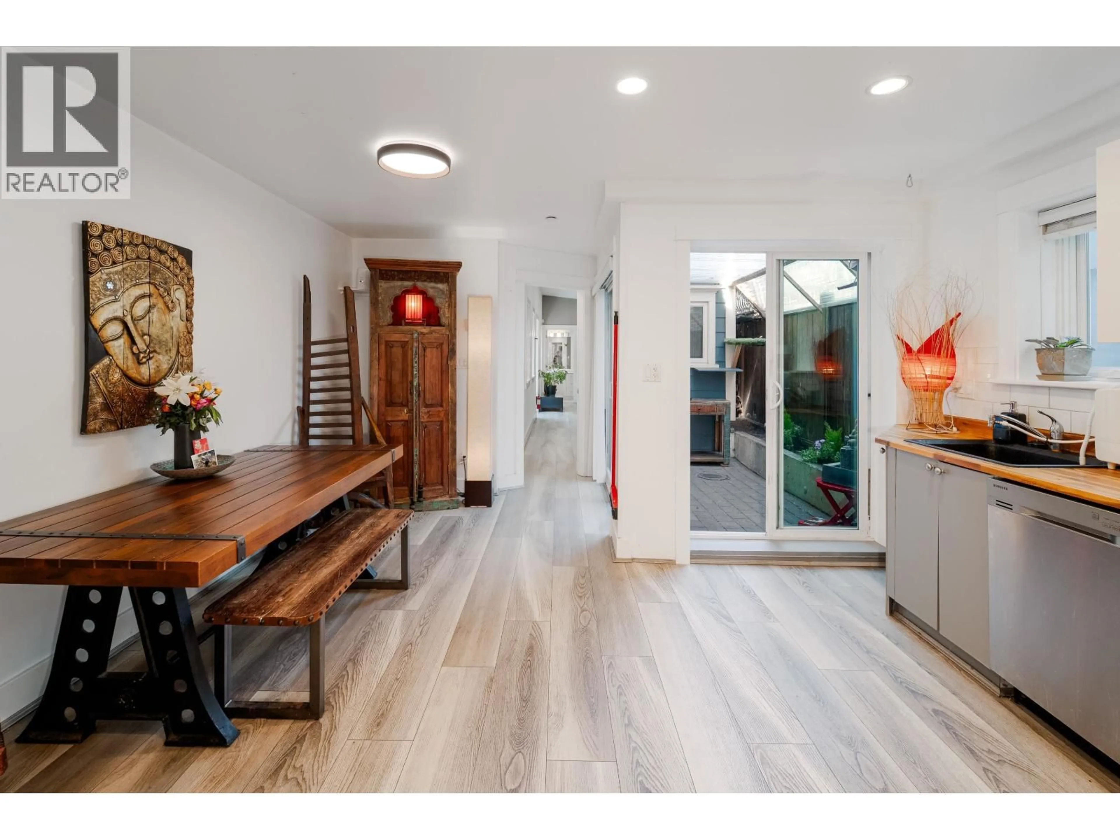 Indoor entryway for 2 - 709 KEEFER STREET, Vancouver British Columbia V6A1Y6