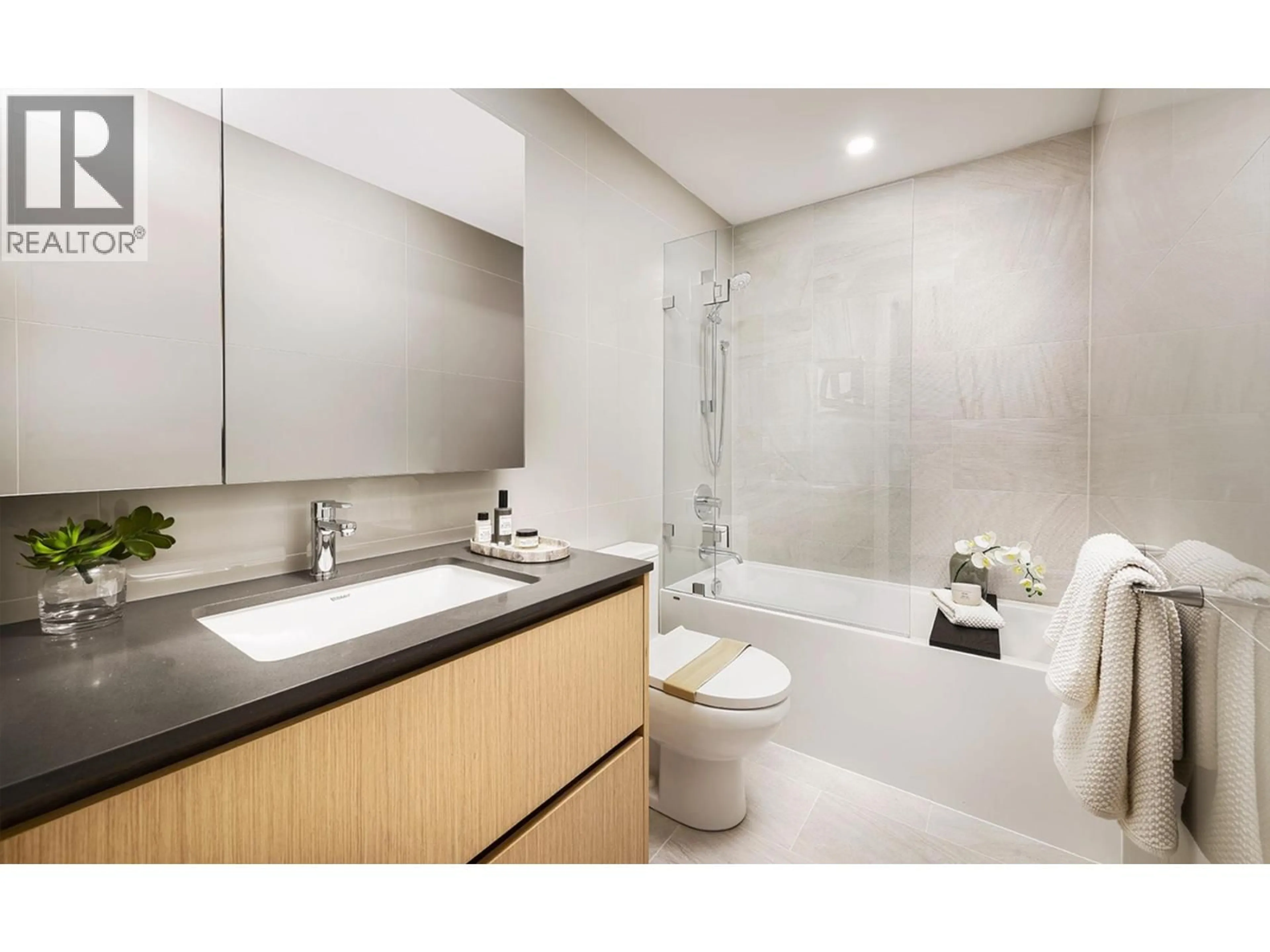 Standard bathroom, ceramic/tile floor for 1001 - 5593 NO. 3 ROAD, Richmond British Columbia V6X0X6
