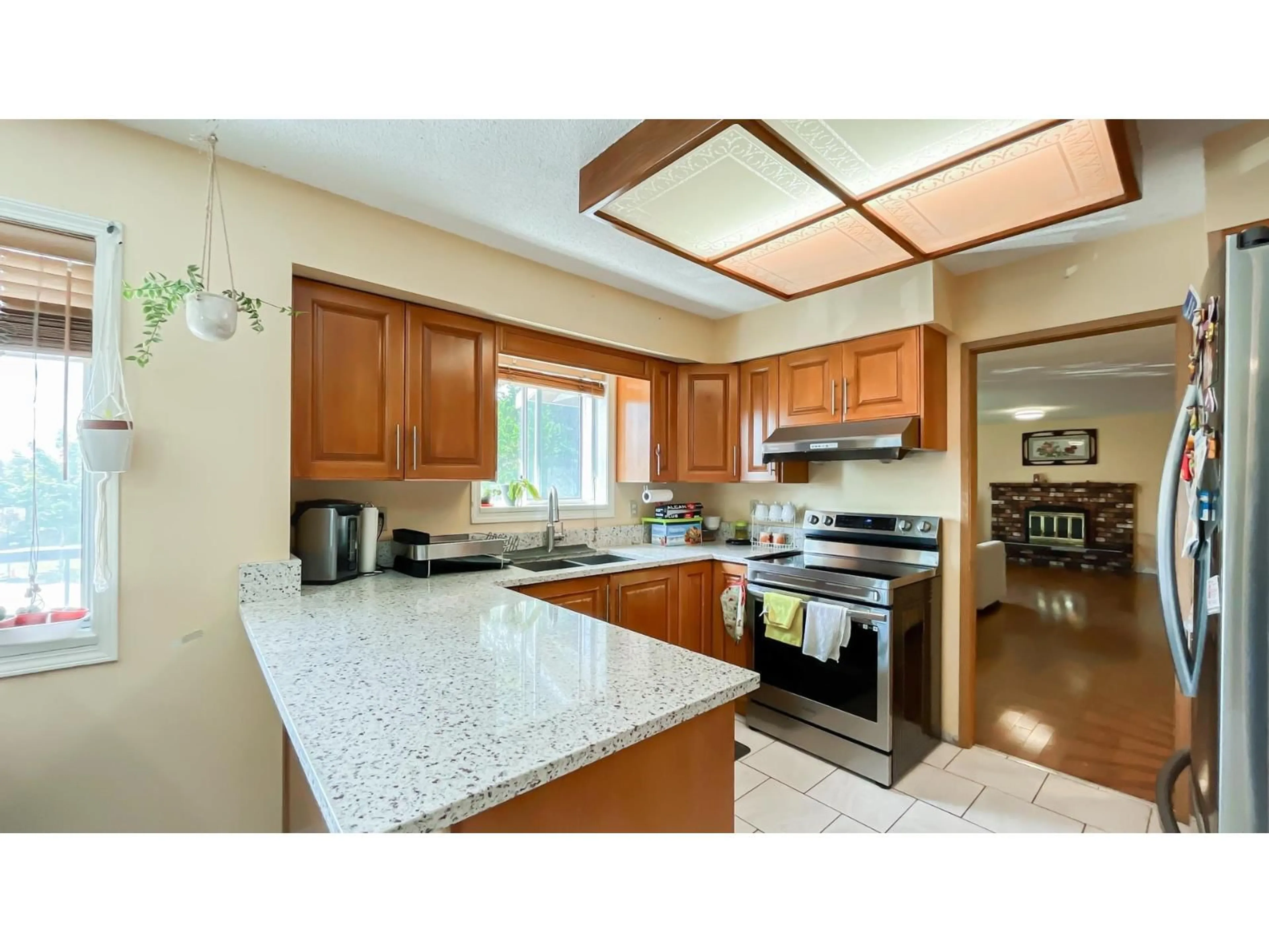 Open concept kitchen, ceramic/tile floor for 9392 139, Surrey British Columbia V3V7K9