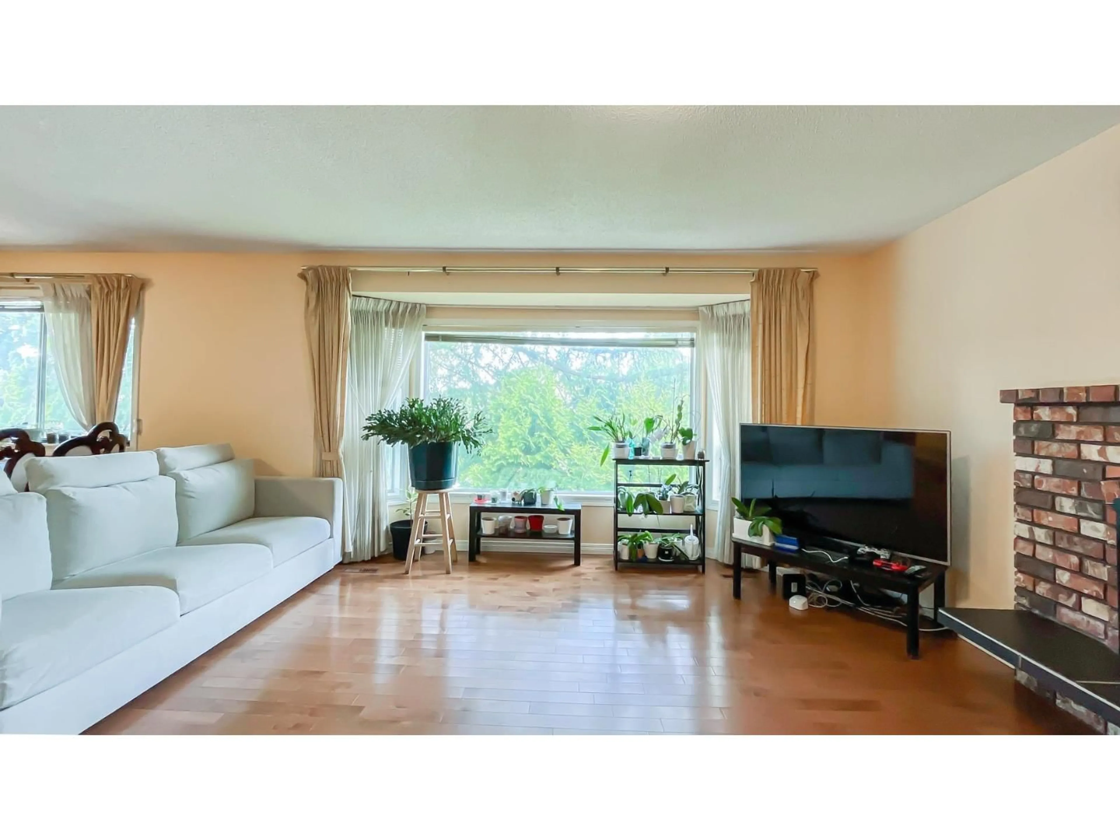 Living room with furniture, wood/laminate floor for 9392 139, Surrey British Columbia V3V7K9