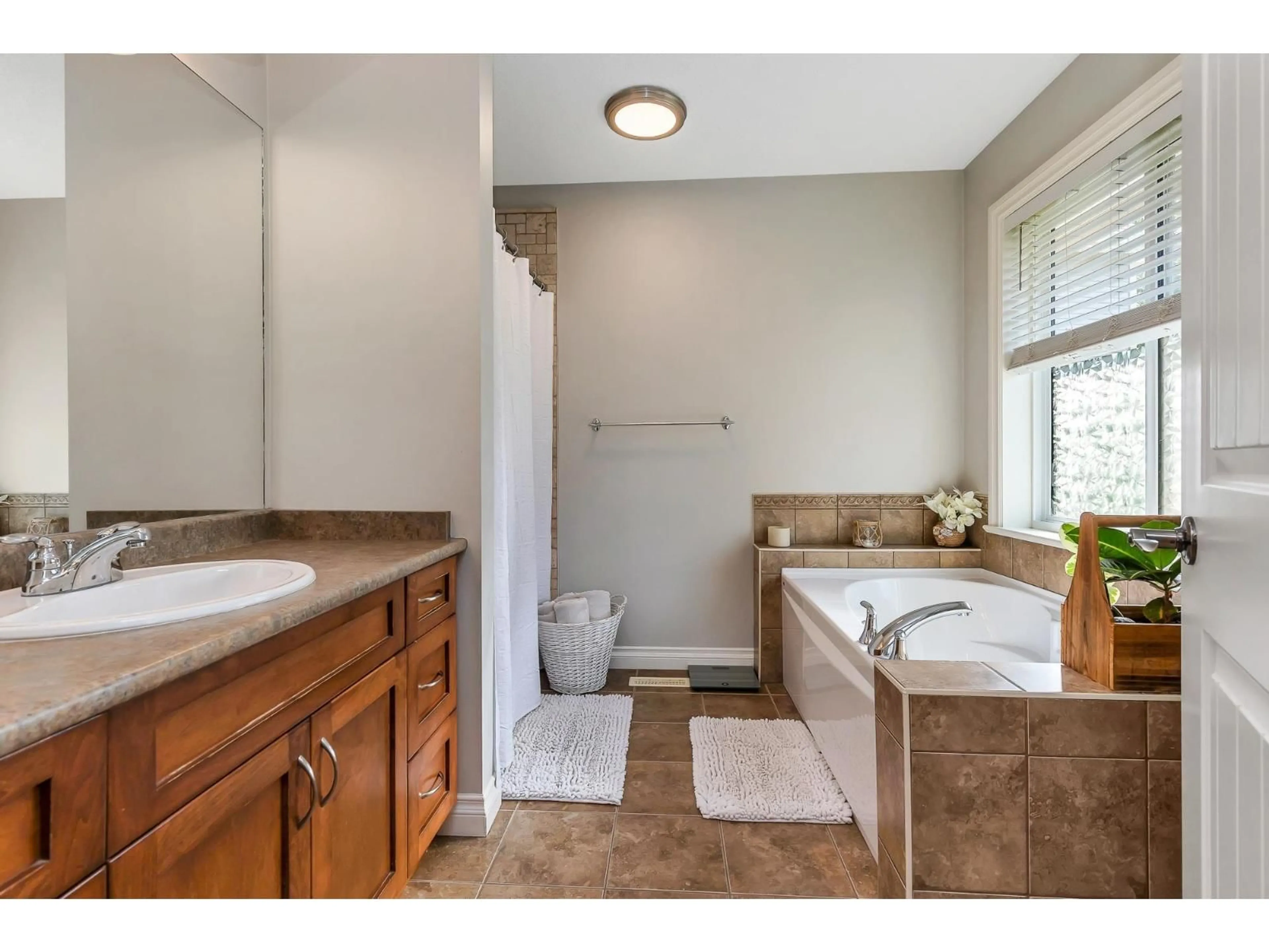 Standard bathroom, ceramic/tile floor for 5637 THOM CREEK DRIVE, Chilliwack British Columbia V2R5Z6