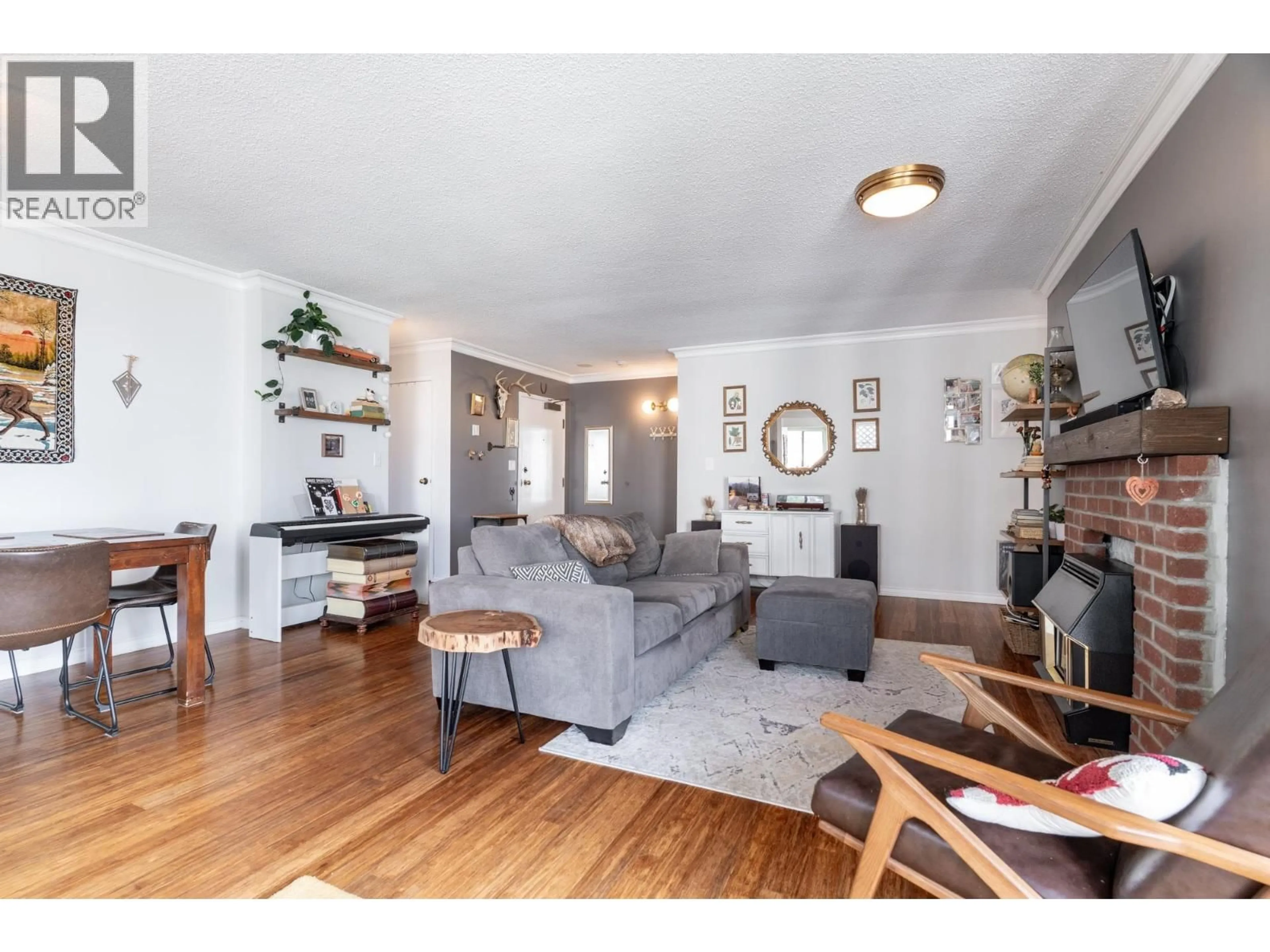 Living room with furniture, wood/laminate floor for 703 - 420 CARNARVON STREET, New Westminster British Columbia V3L5P1