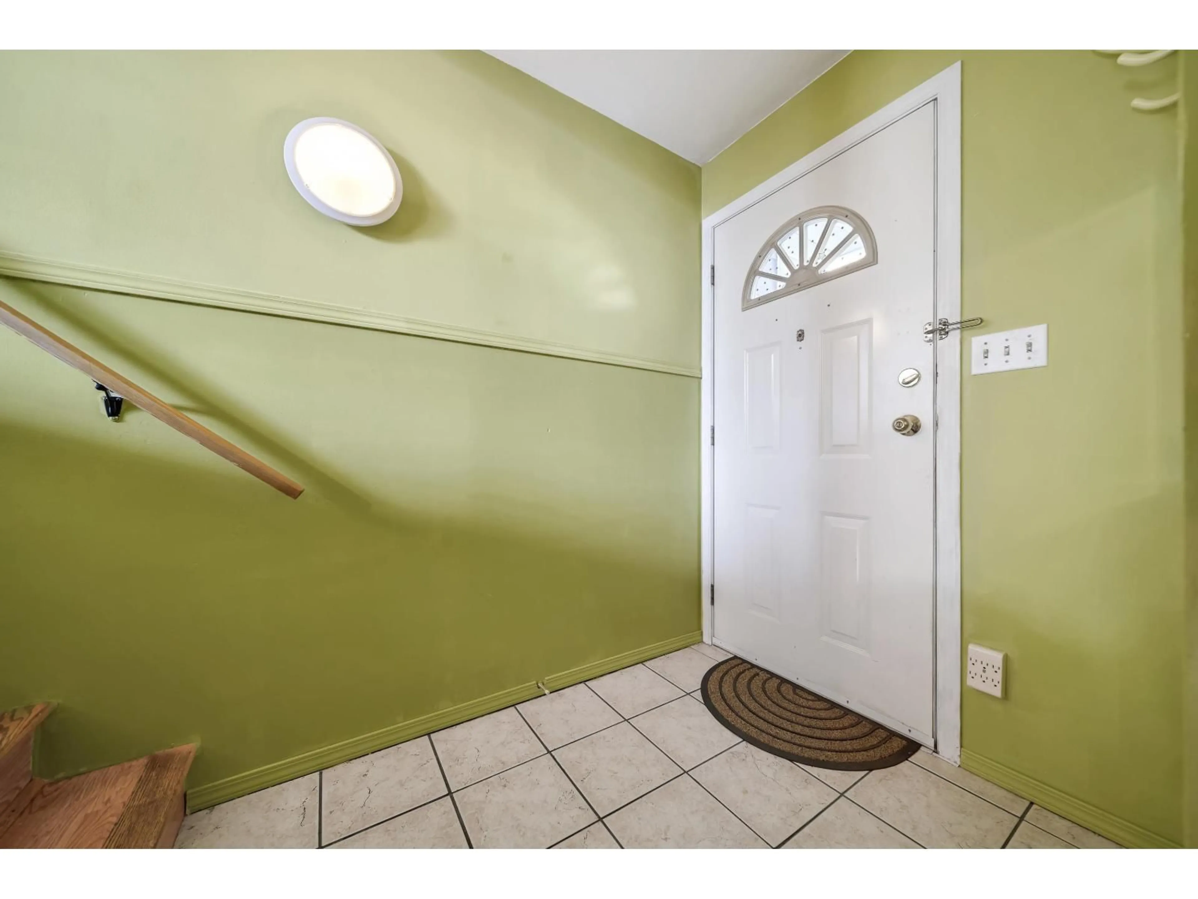 Indoor entryway for 3 - 15550 89, Surrey British Columbia V3R1N1