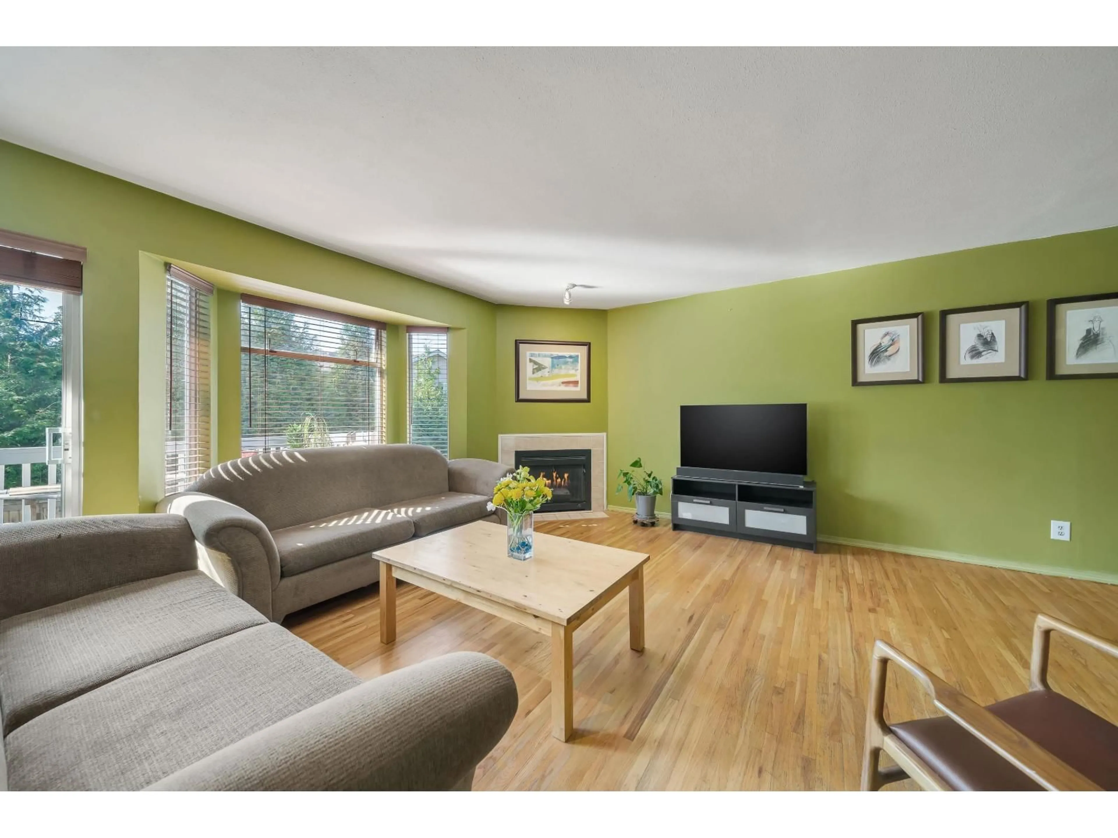 Living room with furniture, wood/laminate floor for 3 - 15550 89, Surrey British Columbia V3R1N1