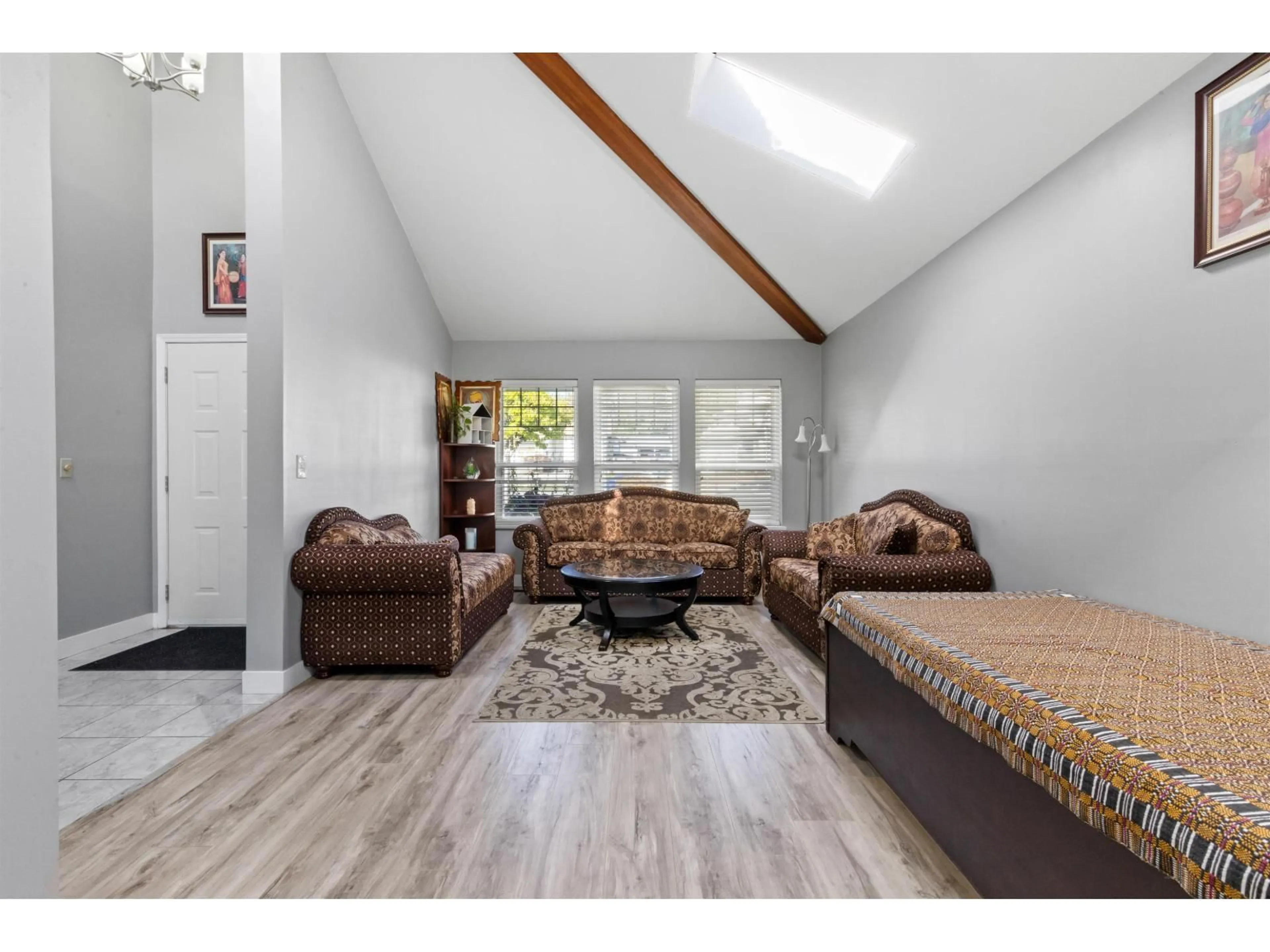 Living room with furniture, unknown for 13278 98, Surrey British Columbia V3T5M9