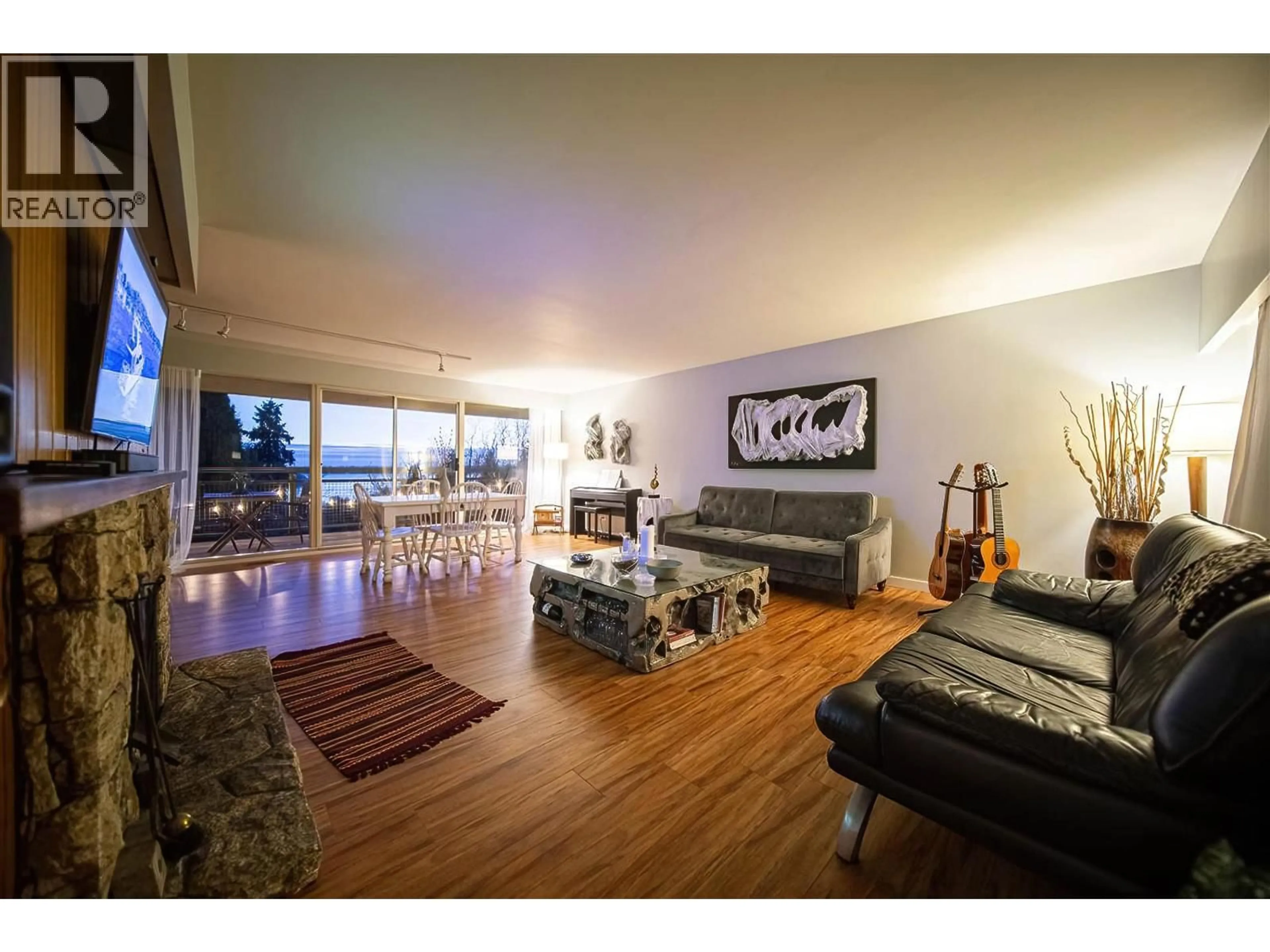 Living room with furniture, wood/laminate floor for 1144 OTTABURN ROAD, West Vancouver British Columbia V7S2J8