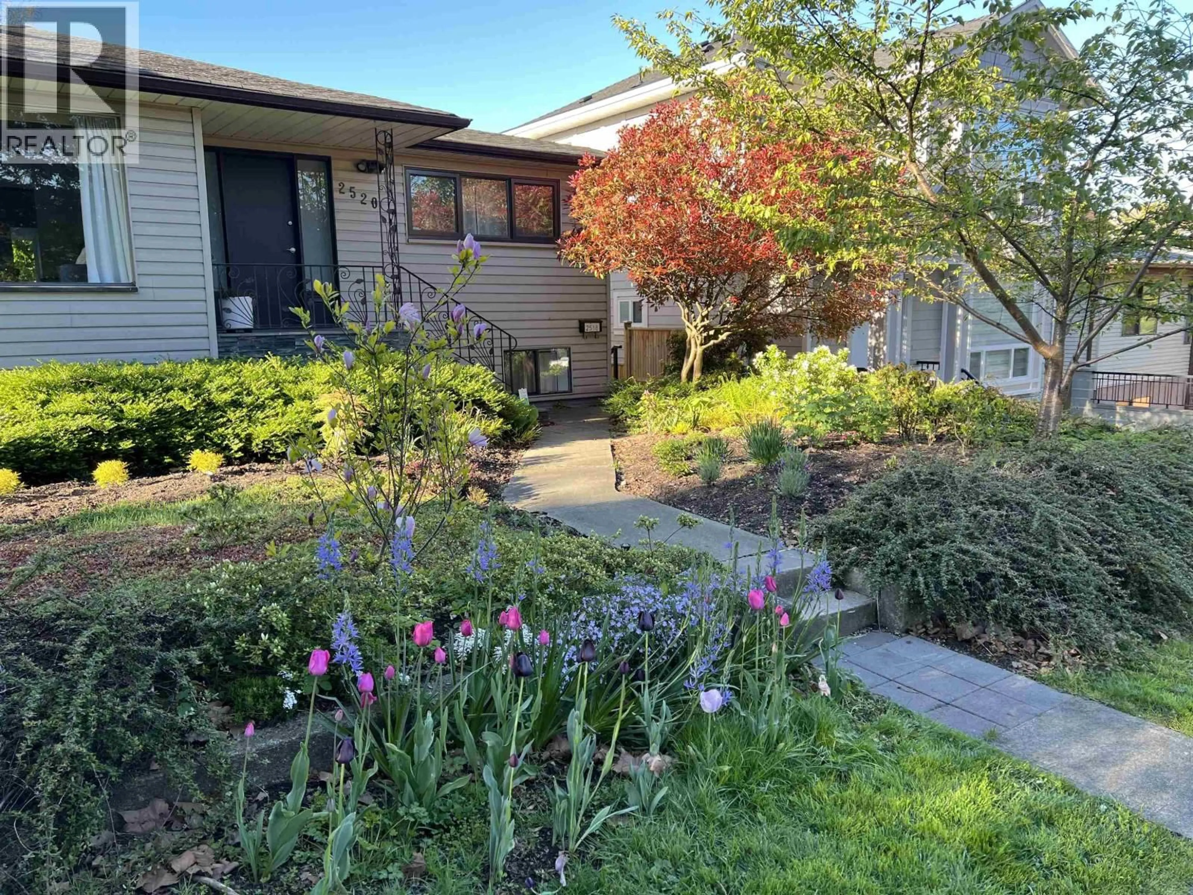 A pic from outside/outdoor area/front of a property/back of a property/a pic from drone, street for 2520 8TH AVENUE, Vancouver British Columbia V5M1W2