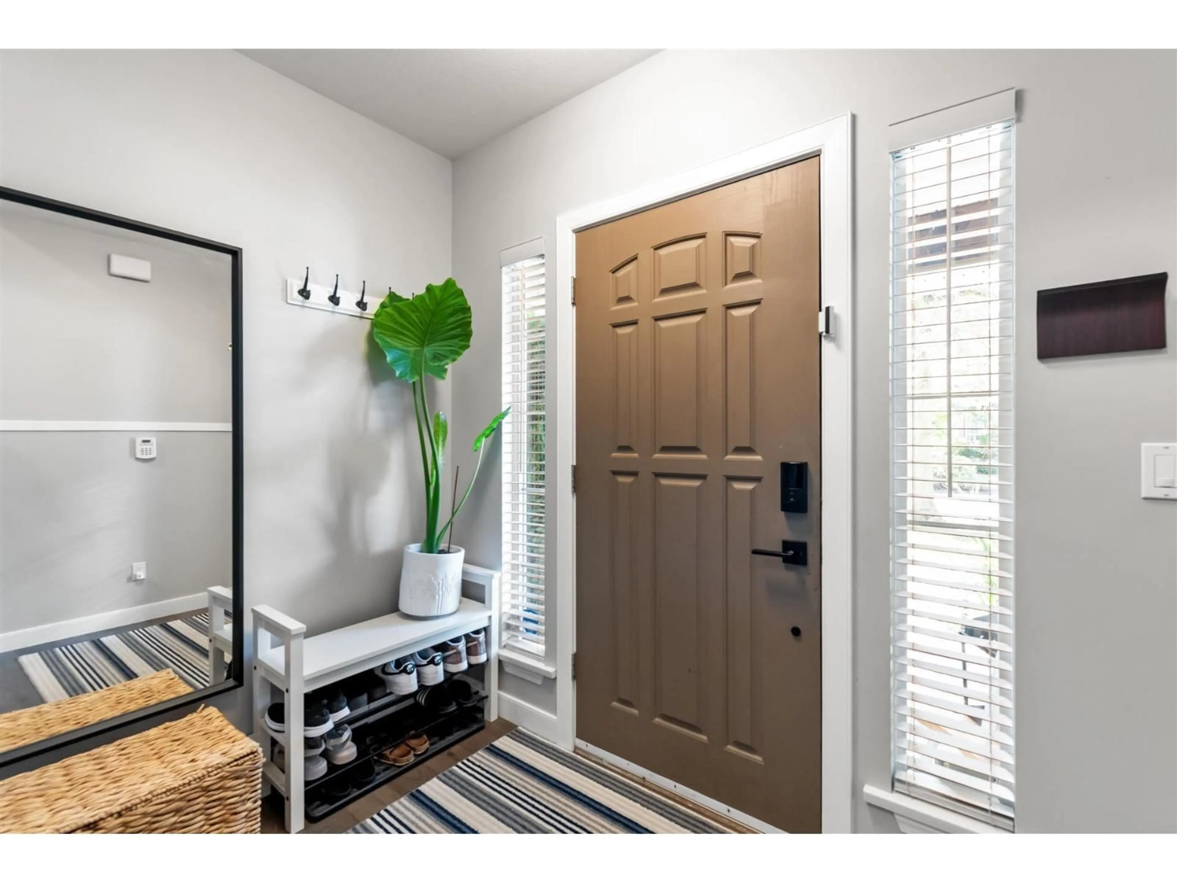 Indoor entryway for 3342 ROSEMARY HEIGHTS, Surrey British Columbia V3Z0K7