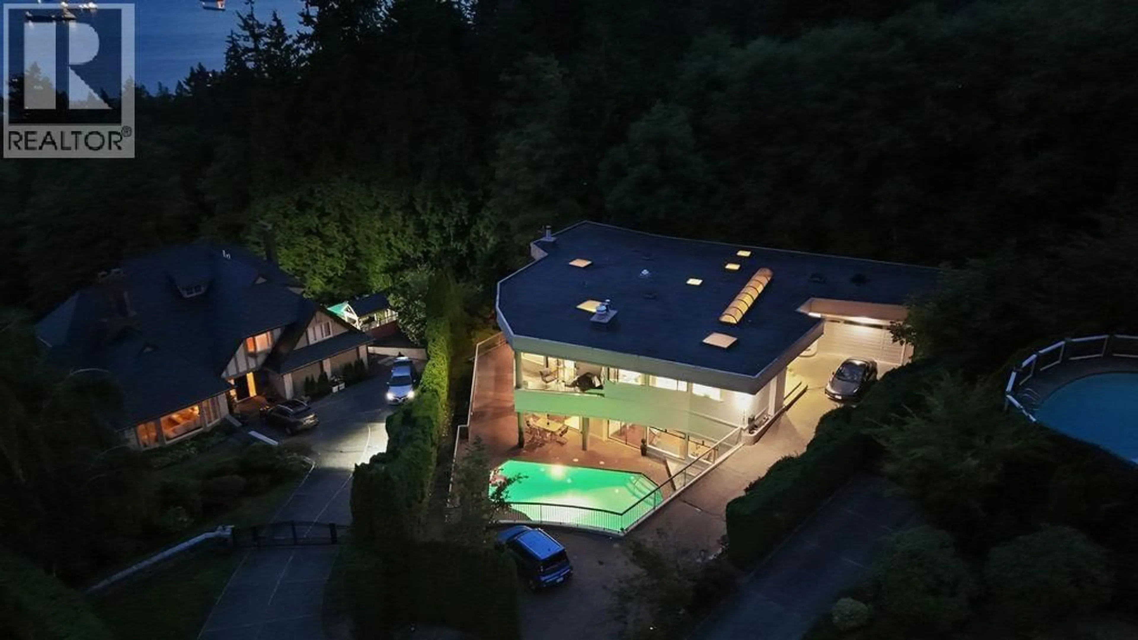 A pic from outside/outdoor area/front of a property/back of a property/a pic from drone, unknown for 2490 WESTHILL COURT, West Vancouver British Columbia V7S3A5