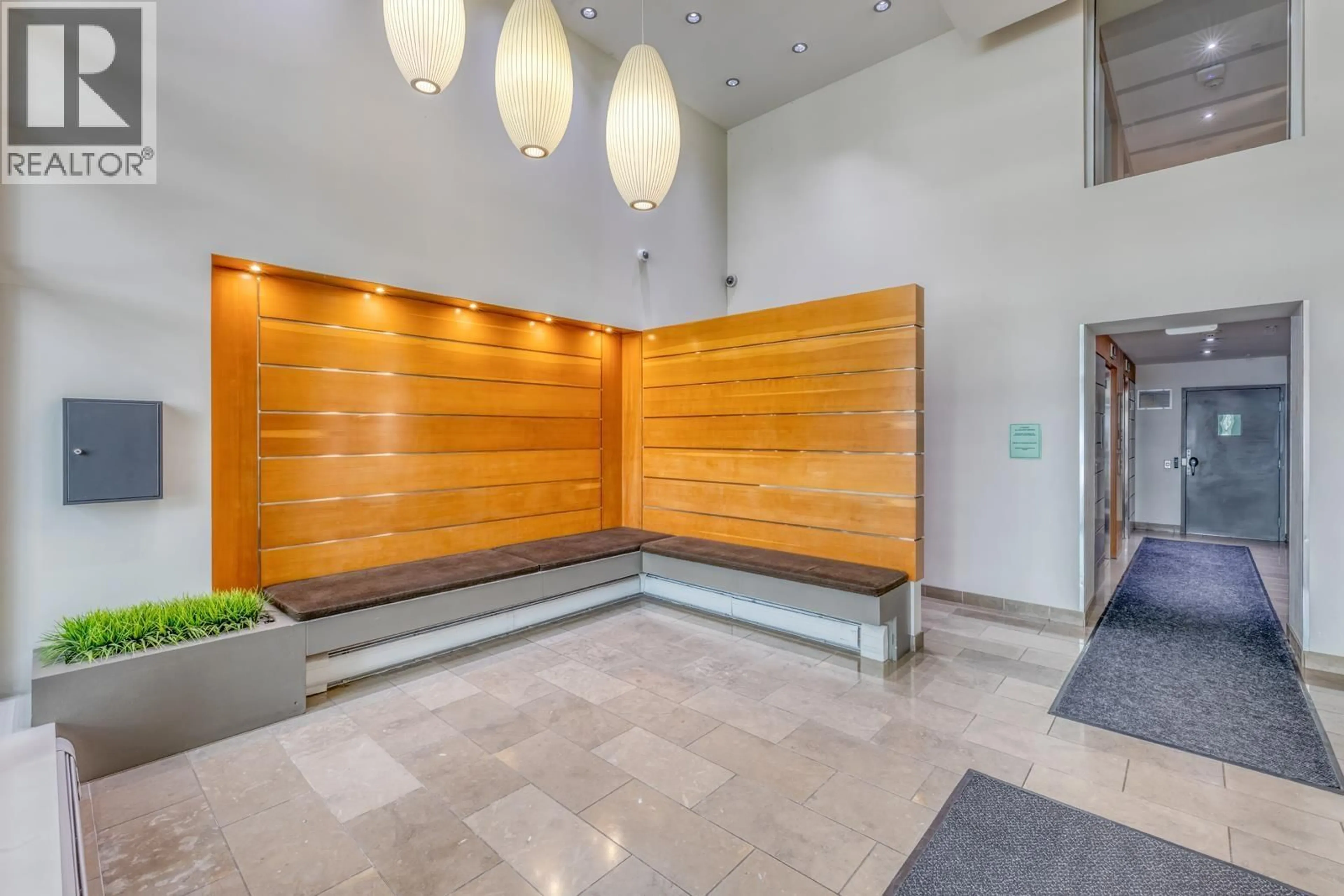 Indoor foyer for 901 - 175 2ND STREET, North Vancouver British Columbia V7M0A5