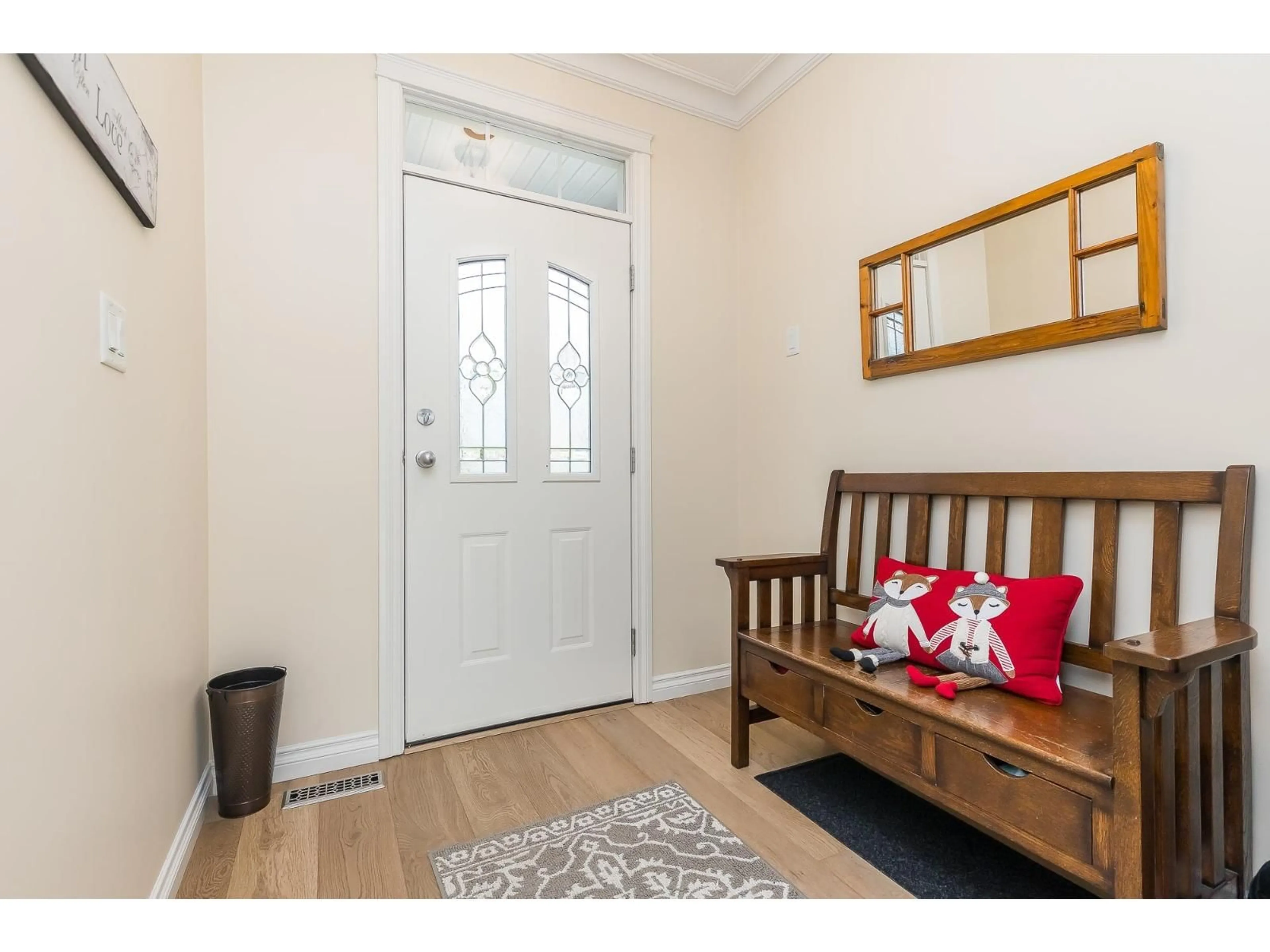 Indoor entryway for 35562 ALLISON, Abbotsford British Columbia V3G3B7