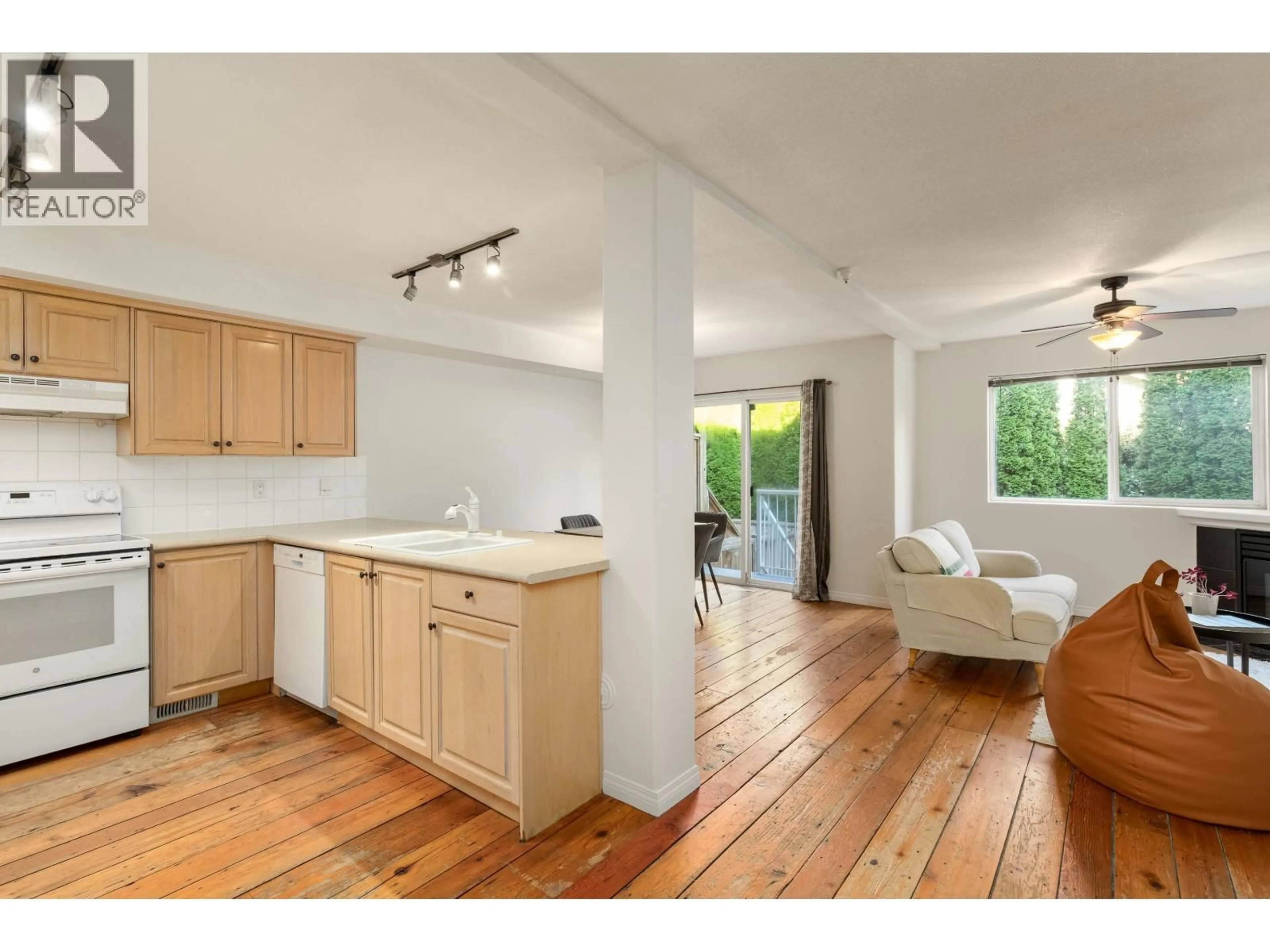 Open concept kitchen, wood/laminate floor for 14 - 39754 GOVERNMENT ROAD, Squamish British Columbia V8B0G3