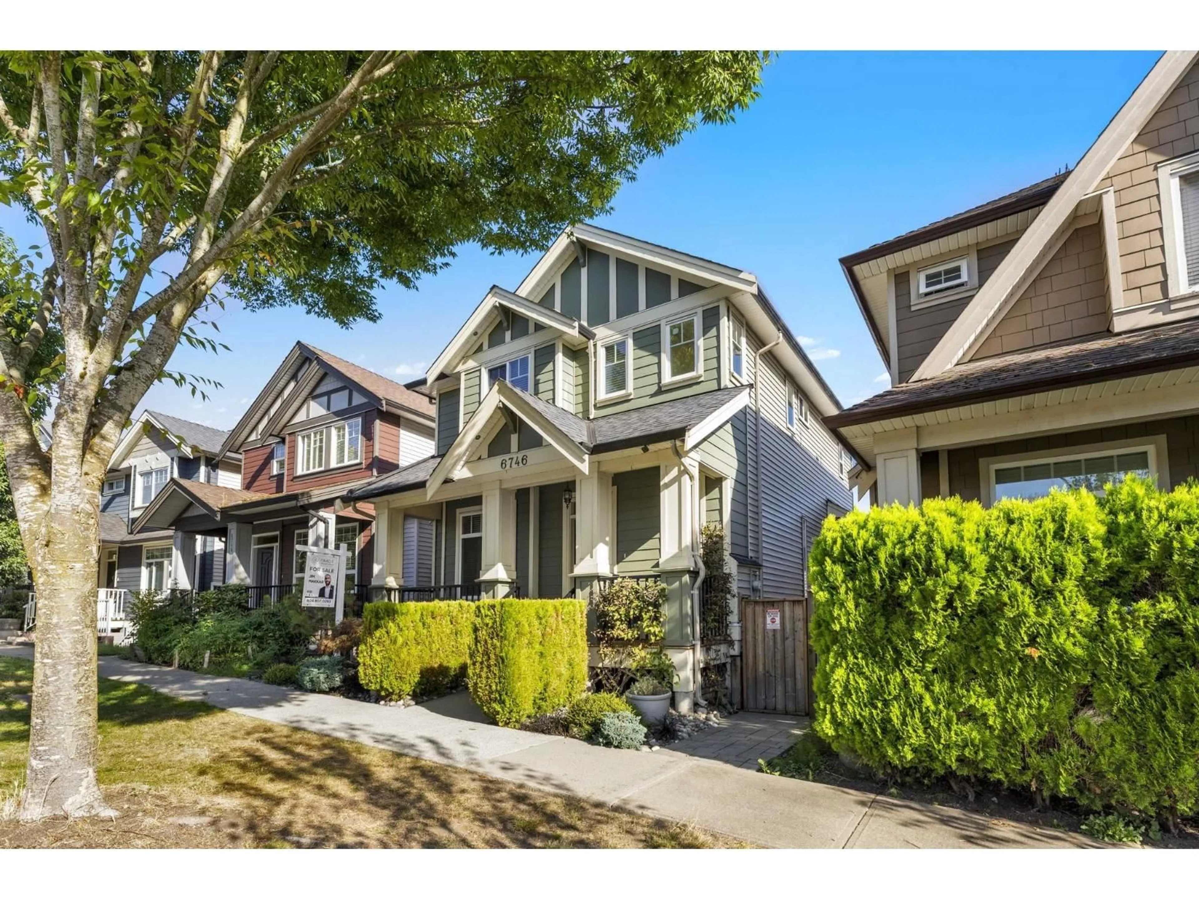 Home with vinyl exterior material, street for 6746 191A, Surrey British Columbia V4N6A5