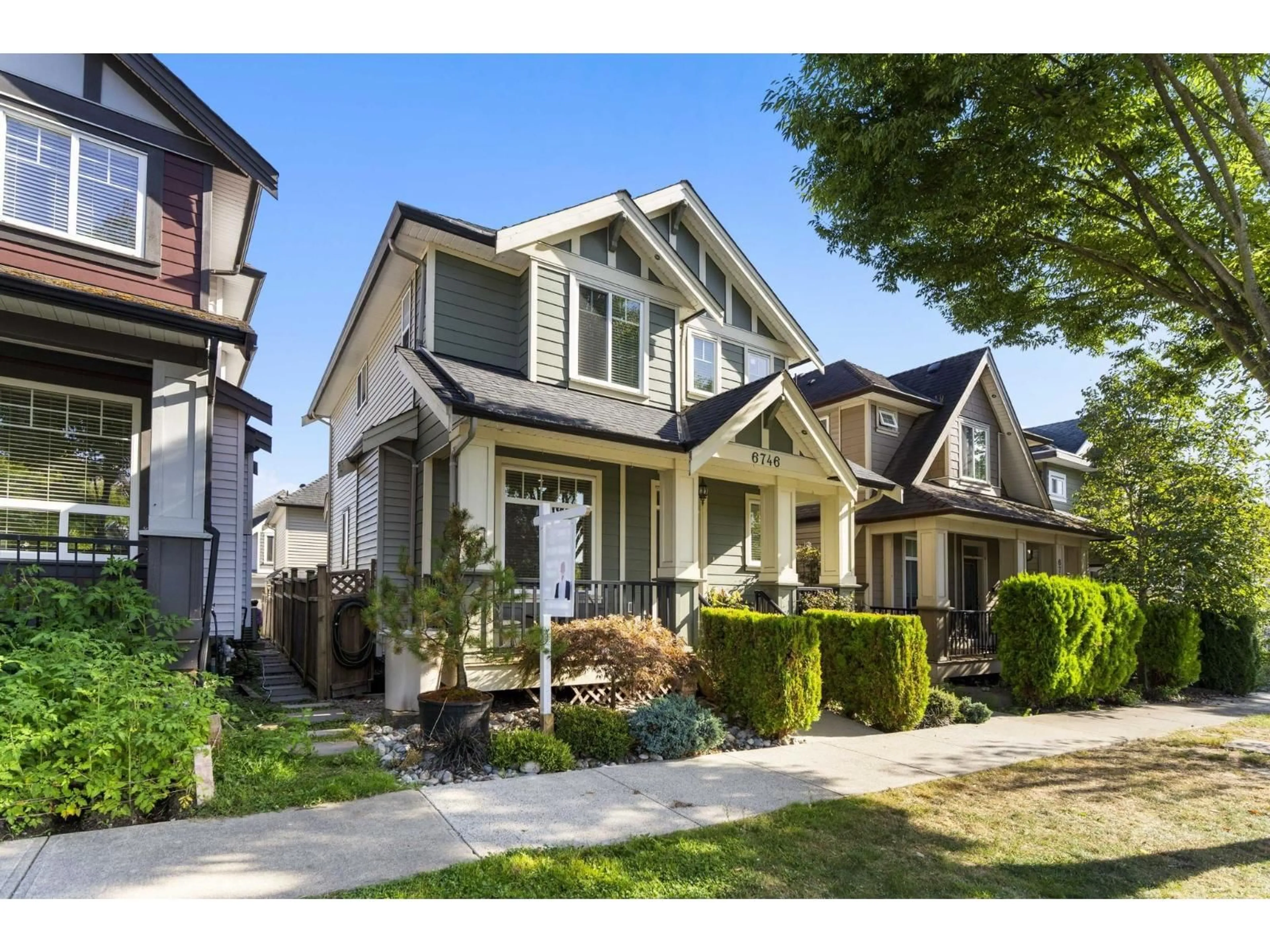 Home with vinyl exterior material, street for 6746 191A, Surrey British Columbia V4N6A5