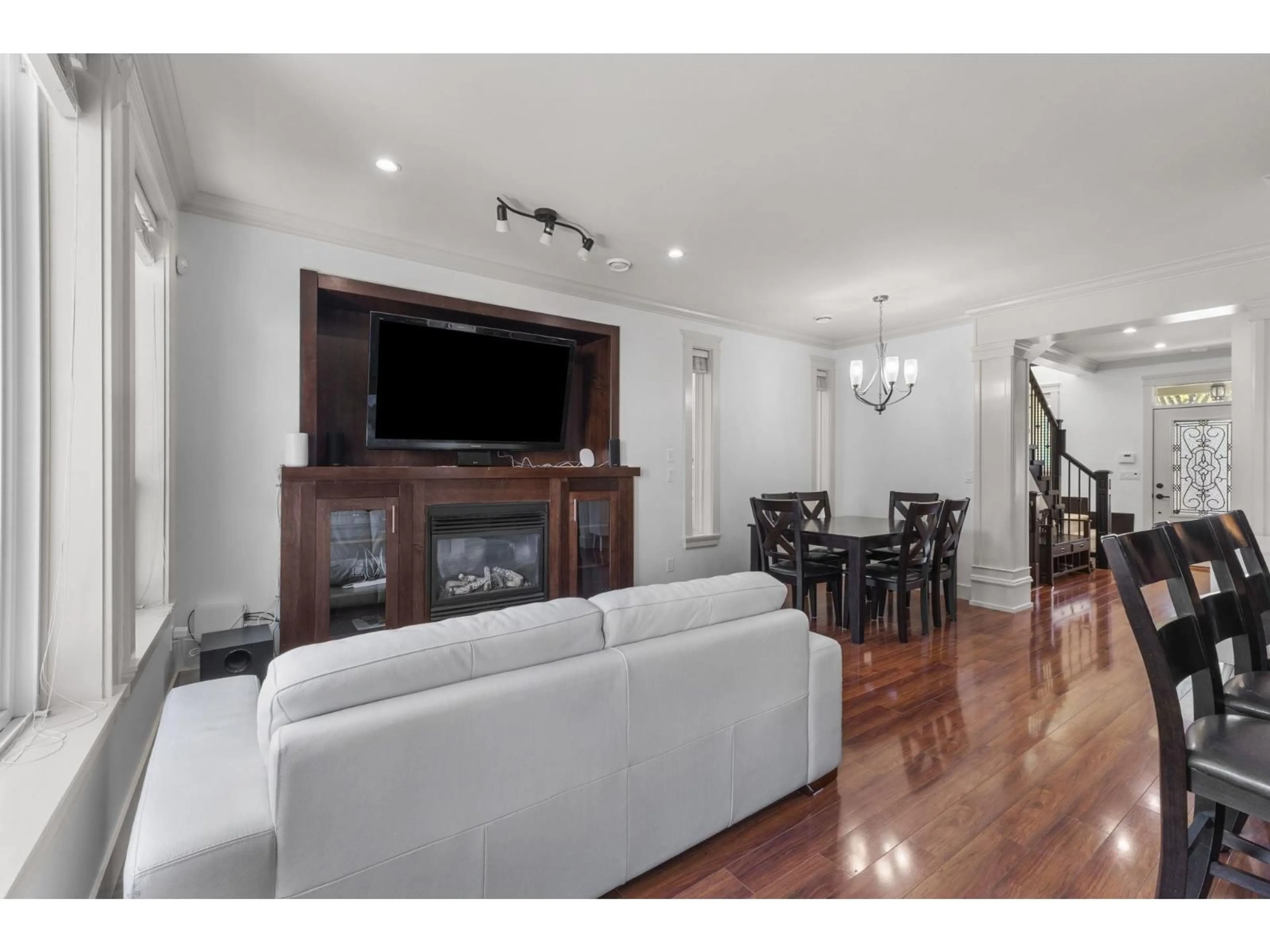Living room with furniture, wood/laminate floor for 6746 191A, Surrey British Columbia V4N6A5