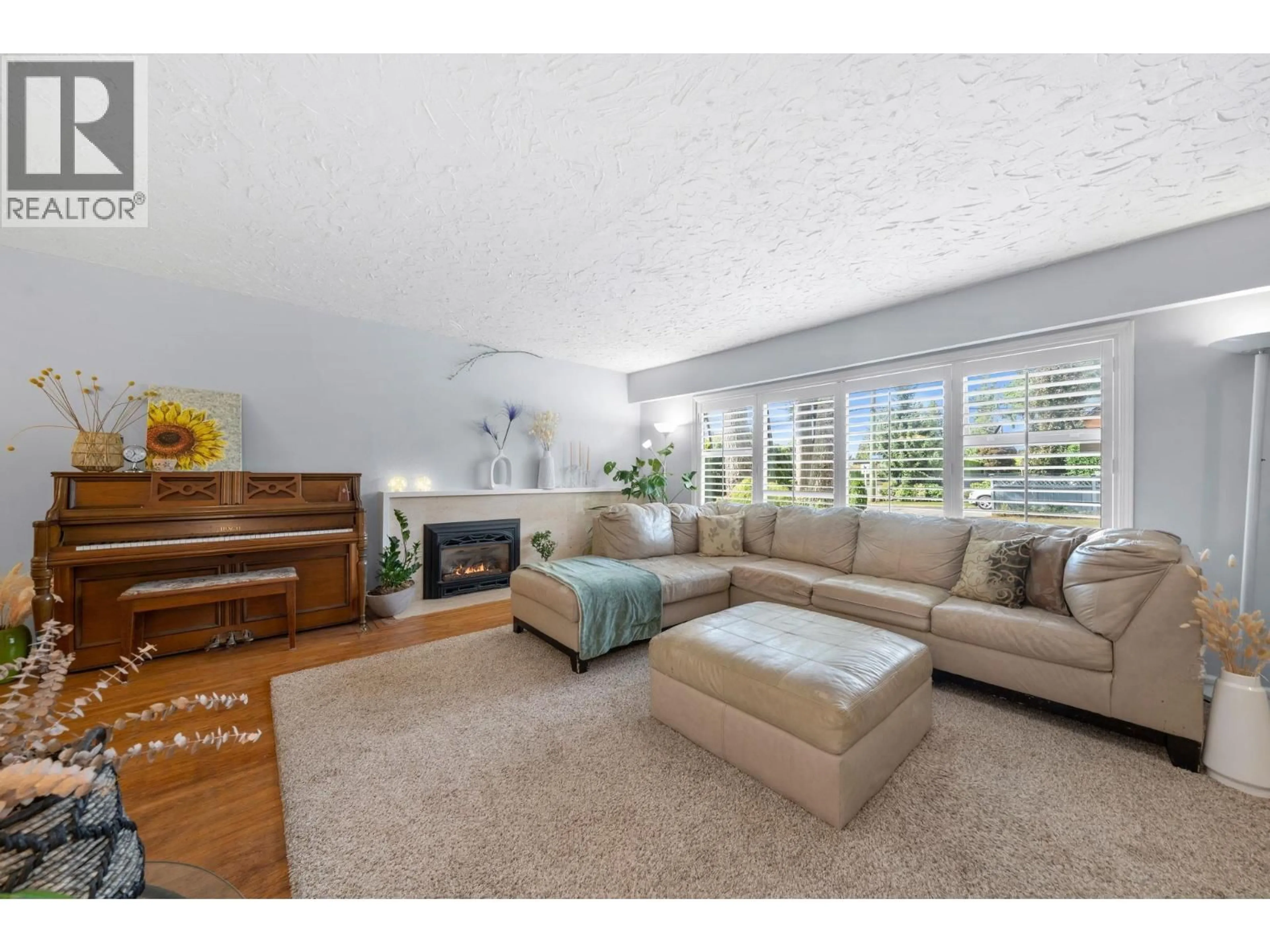 Living room with furniture, unknown for 3020 THORNCLIFFE DRIVE, North Vancouver British Columbia V7R2T1