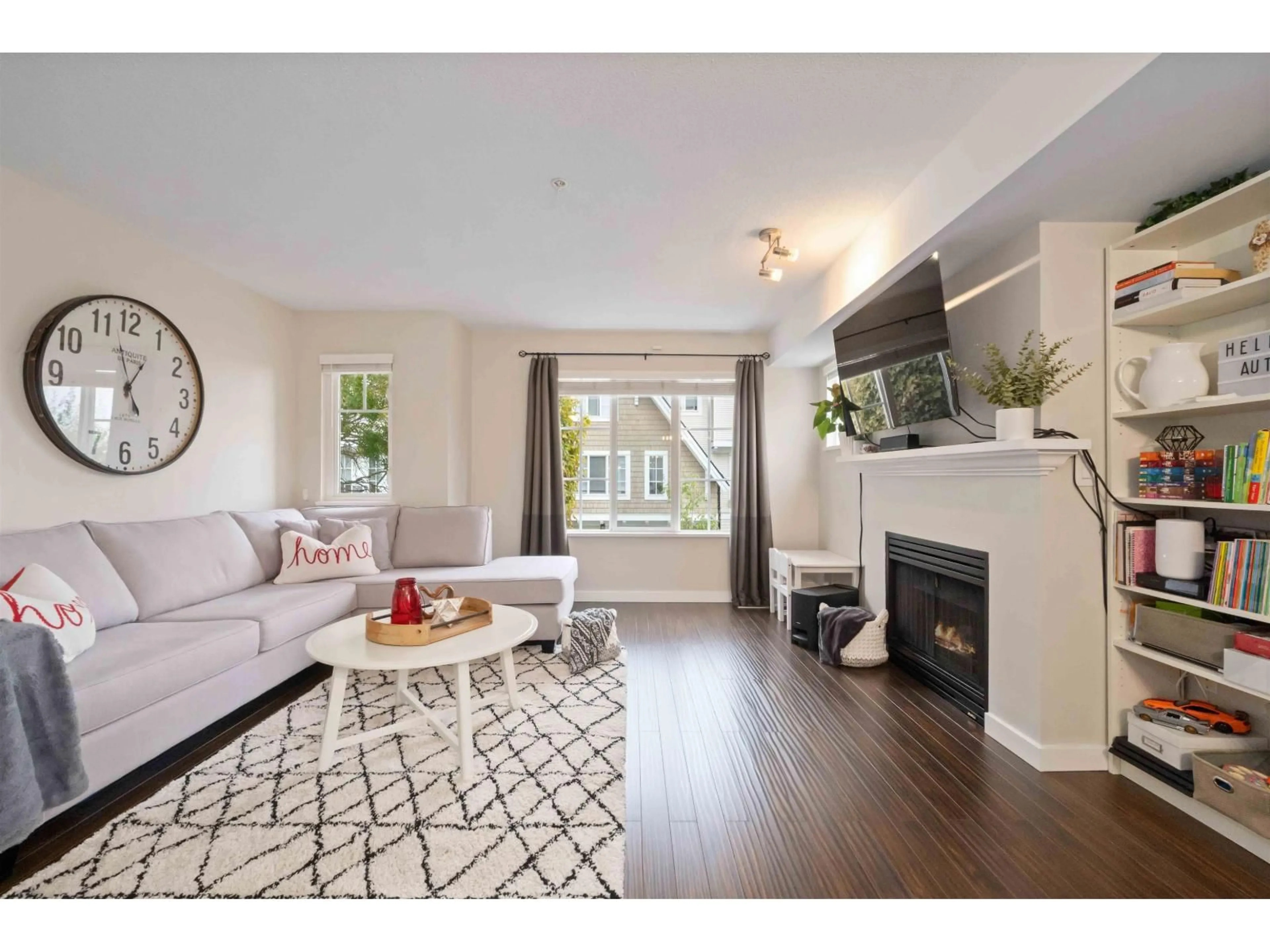 Living room with furniture, wood/laminate floor for 37 - 20560 66, Langley British Columbia V2Y2Y8