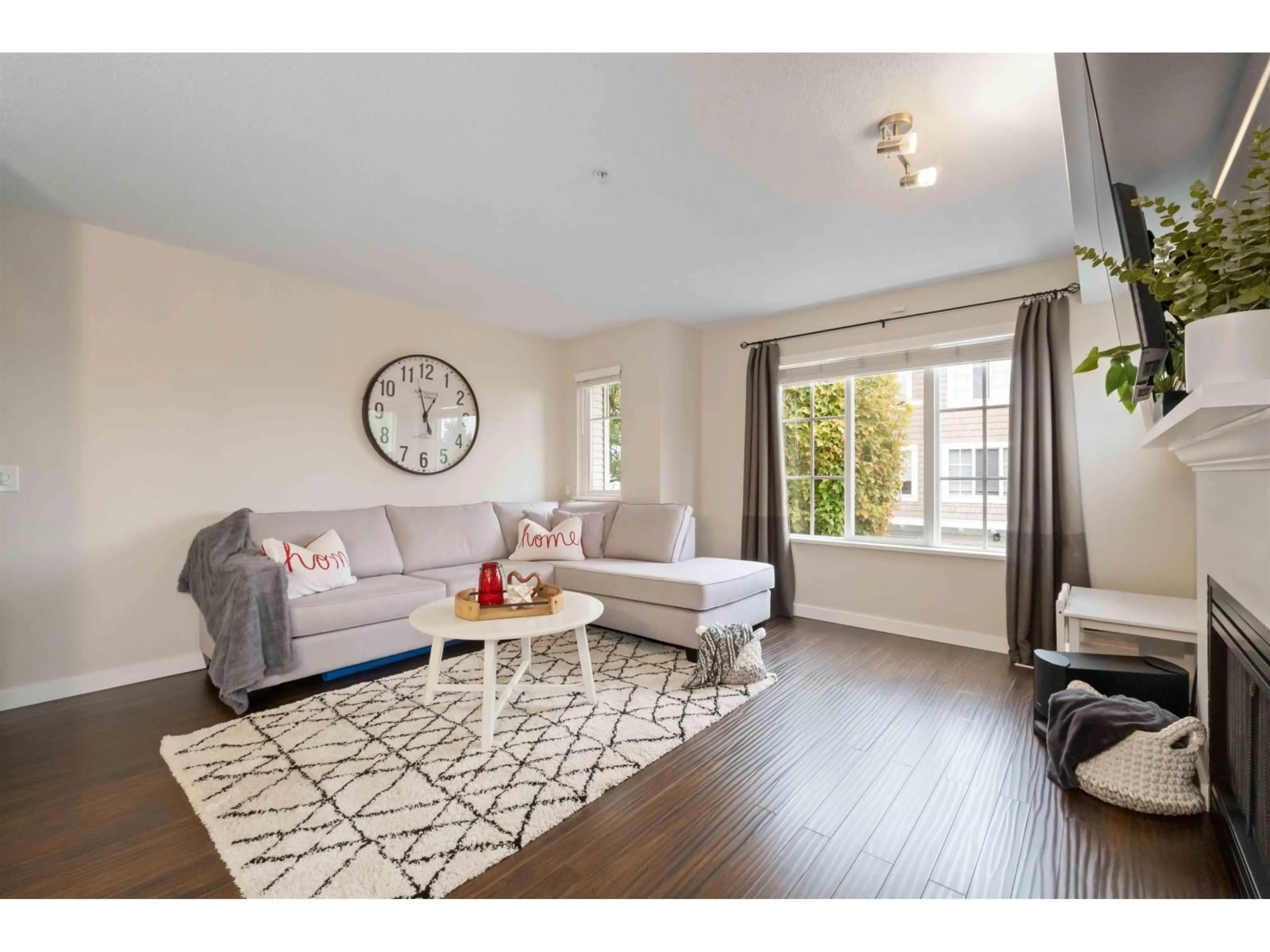 Living room with furniture, wood/laminate floor for 37 - 20560 66, Langley British Columbia V2Y2Y8