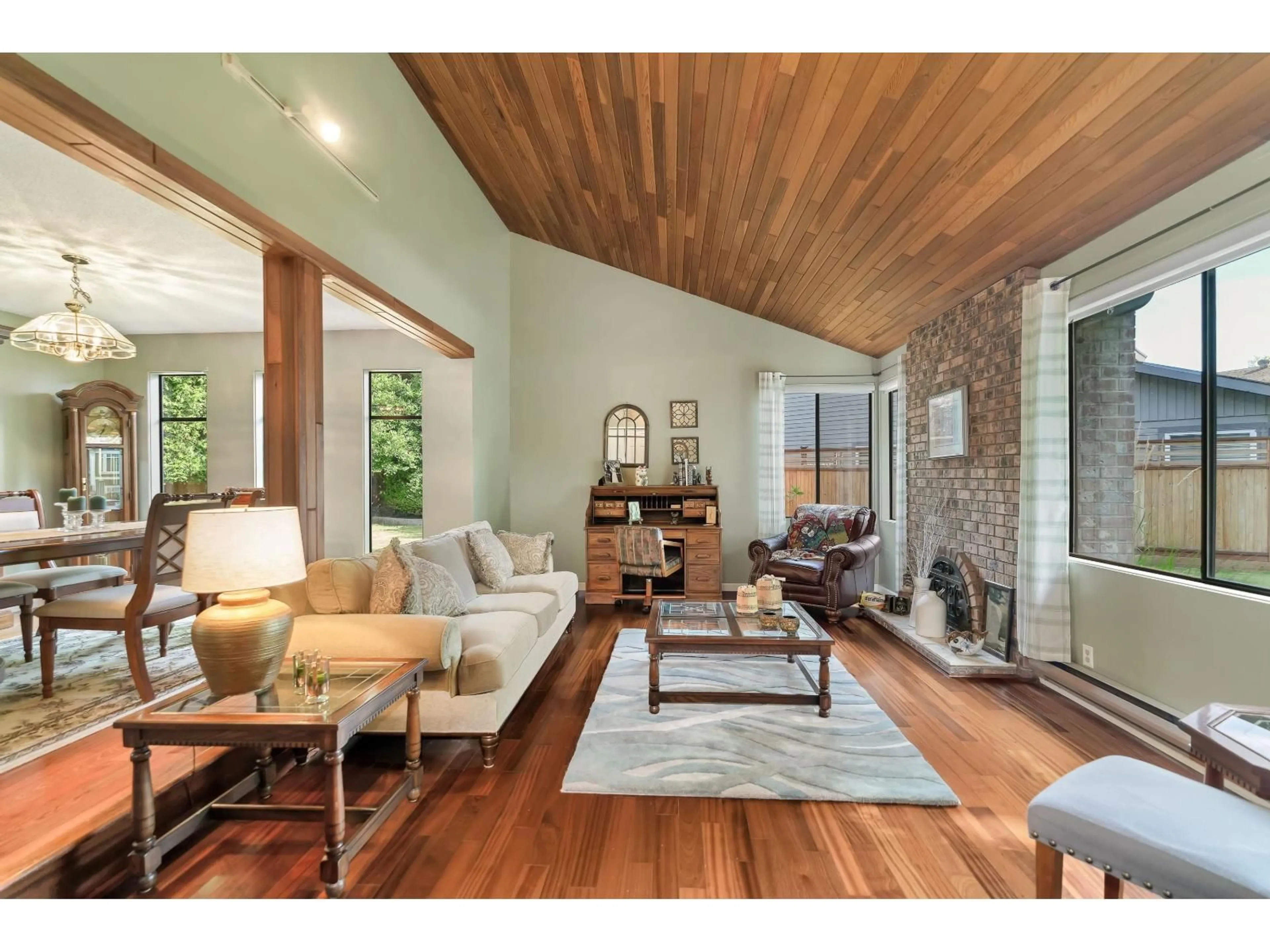 Living room with furniture, wood/laminate floor for 8913 JEDBURGH, Surrey British Columbia V3V6S1
