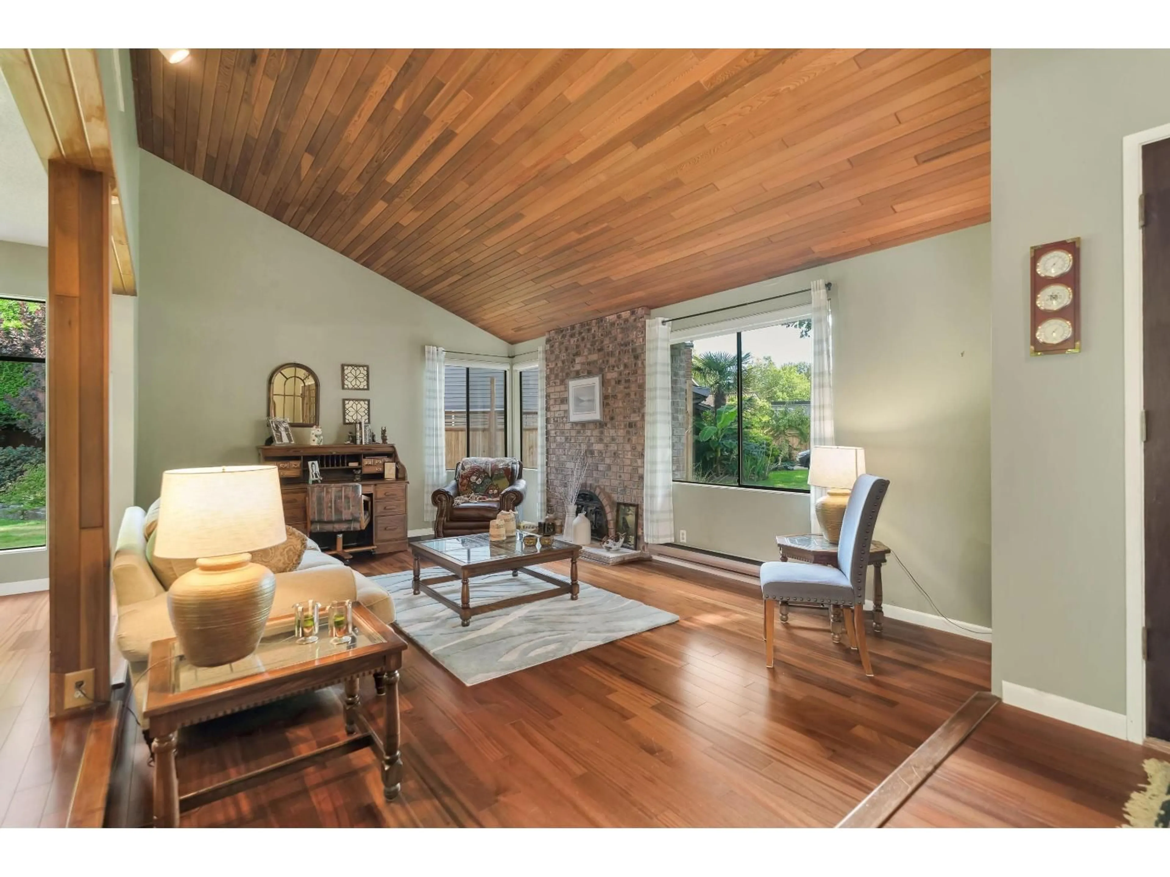 Living room with furniture, wood/laminate floor for 8913 JEDBURGH, Surrey British Columbia V3V6S1