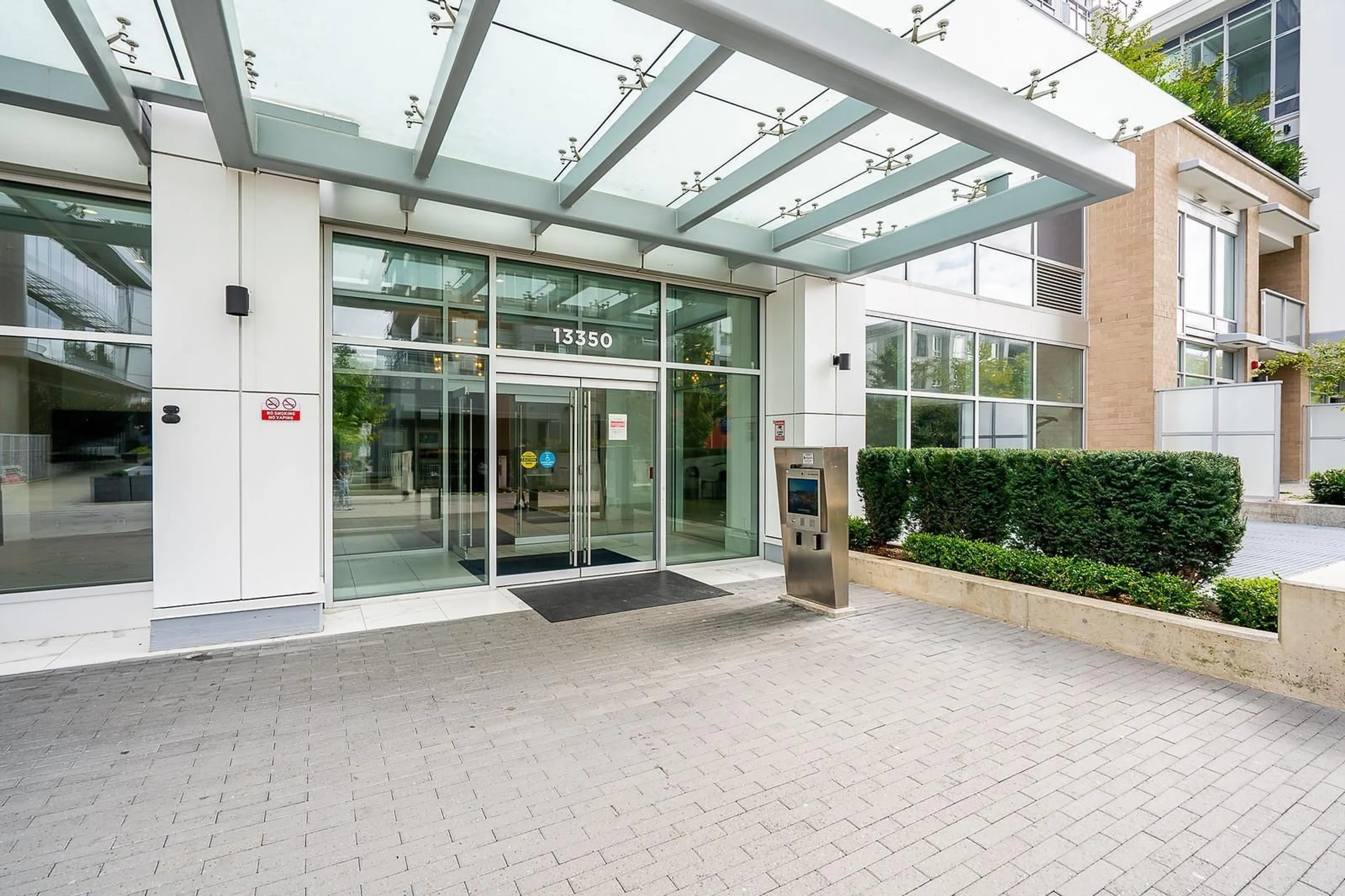 Indoor foyer for 717 - 13350 CENTRAL, Surrey British Columbia V3T0S1