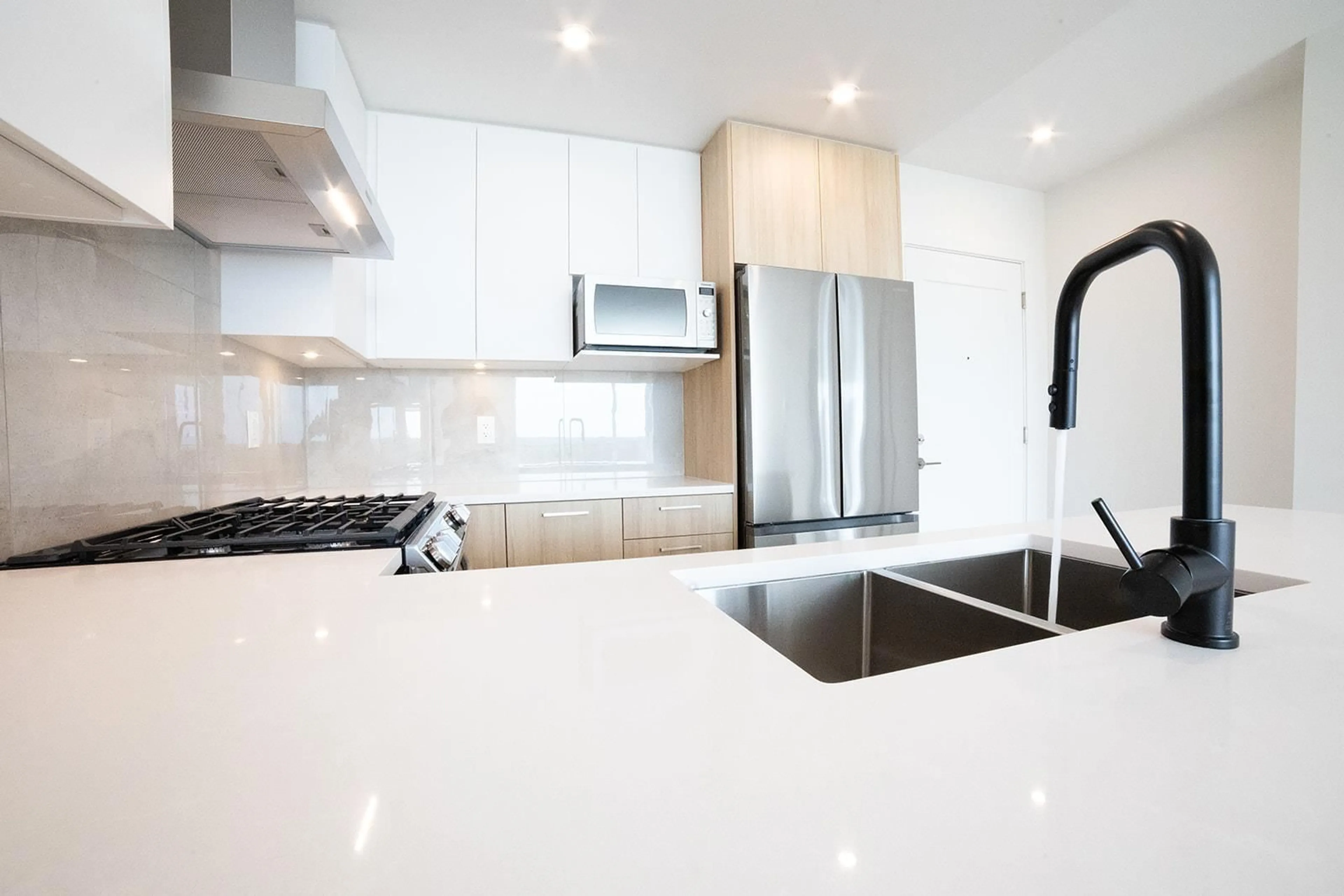 Contemporary kitchen, ceramic/tile floor for 203 - 31900 RAVEN, Mission British Columbia V2V0H5