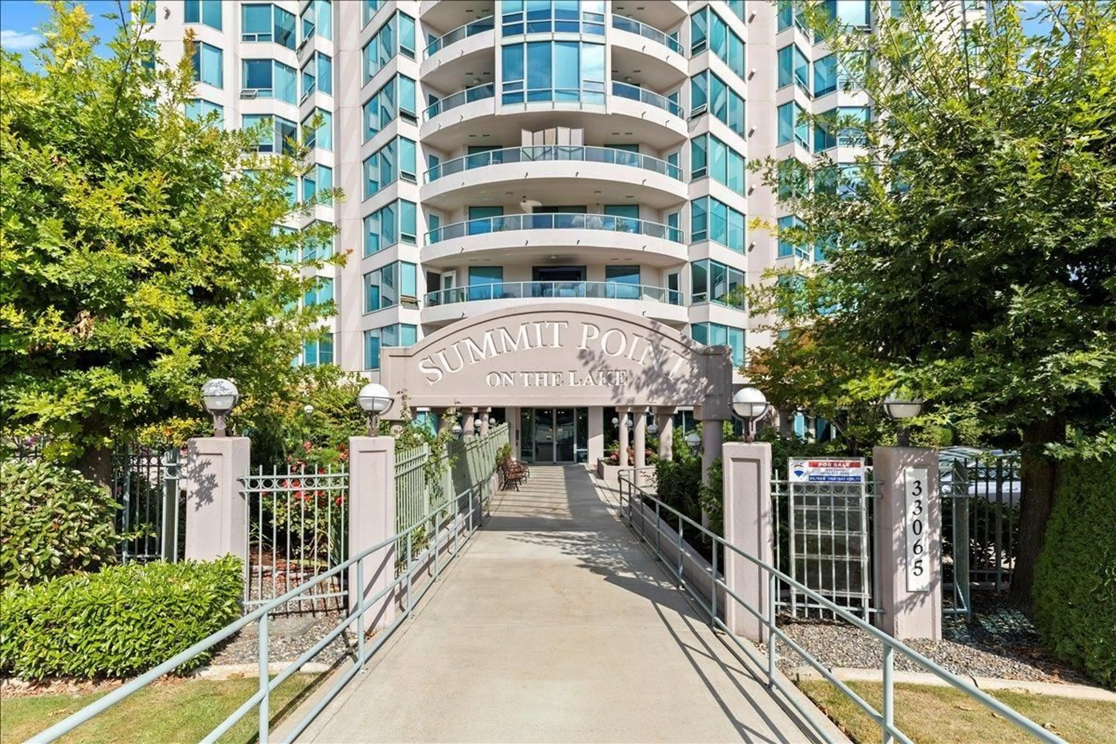 Indoor foyer for 1601 - 33065 MILL LAKE, Abbotsford British Columbia V2S8E6