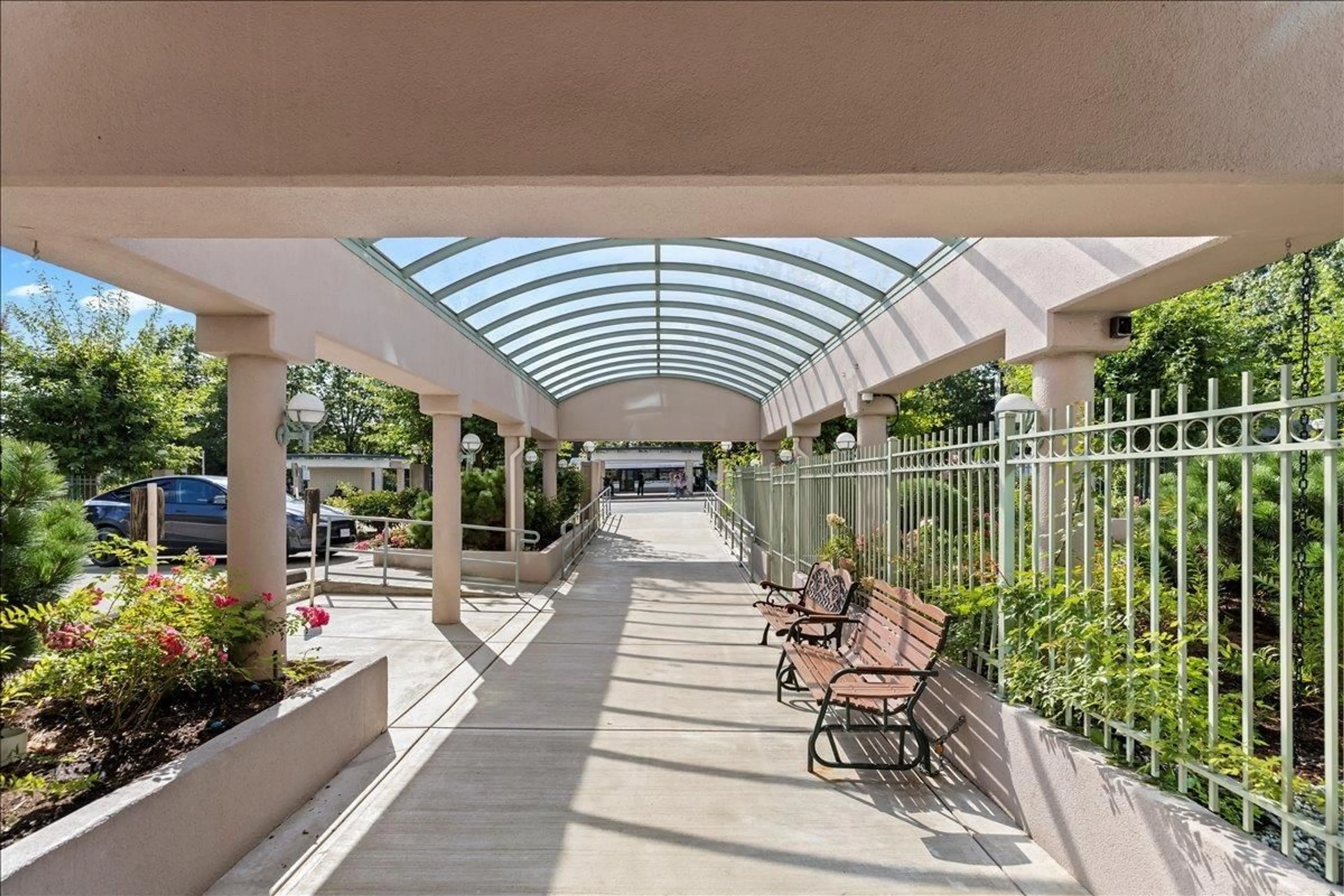 Patio, street for 1601 - 33065 MILL LAKE, Abbotsford British Columbia V2S8E6