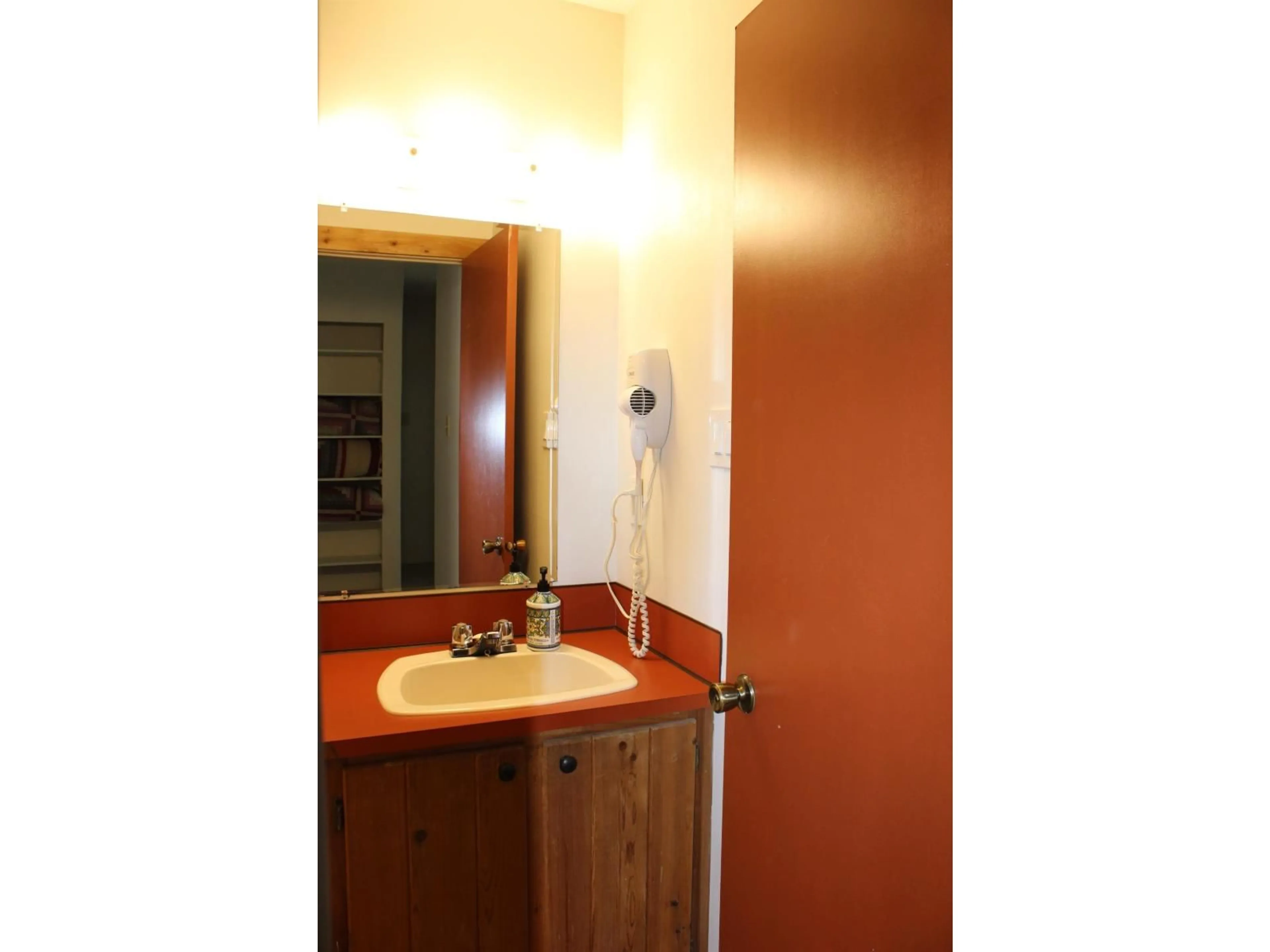 Standard bathroom, unknown for 5 - 20940 SNOWFLAKE, Mission British Columbia V0M1A1