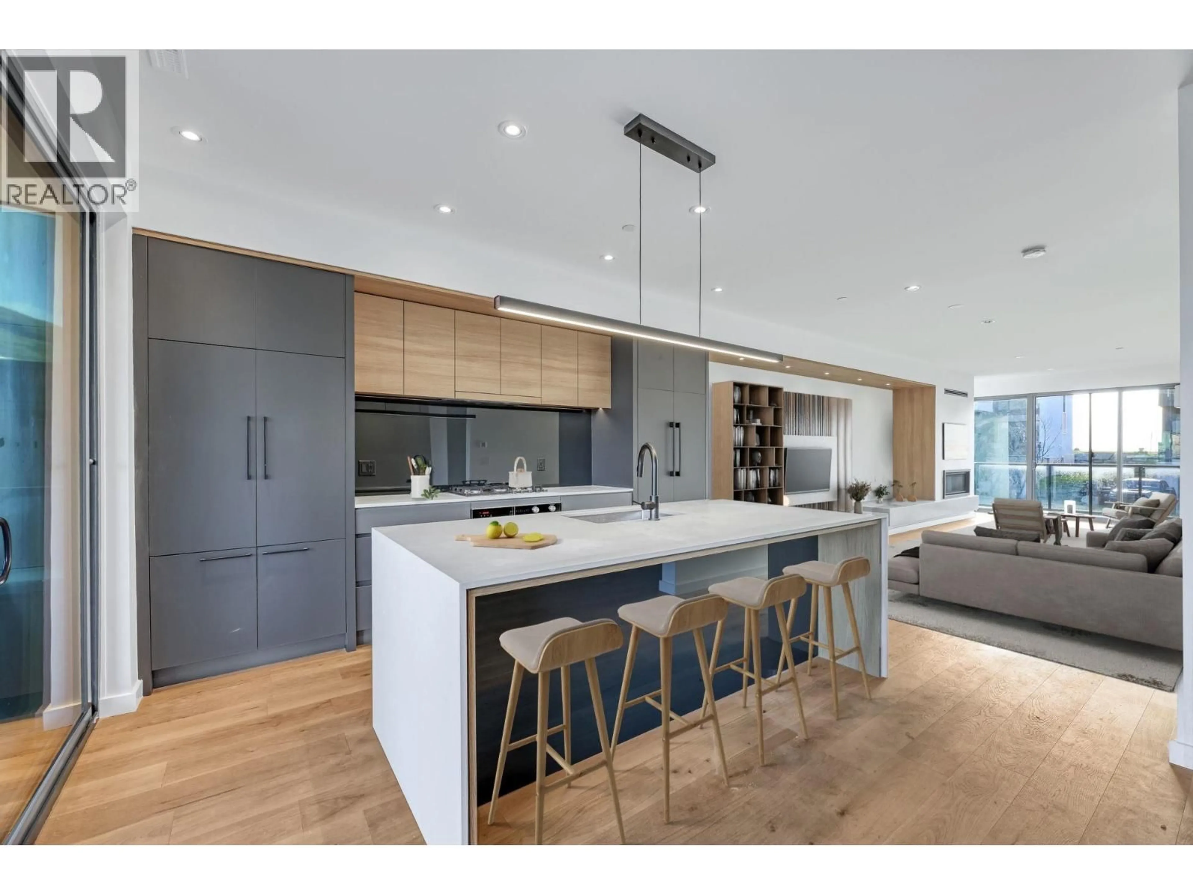 Contemporary kitchen, wood/laminate floor for 2943 HUCKLEBERRY DRIVE, Squamish British Columbia V8B1B2