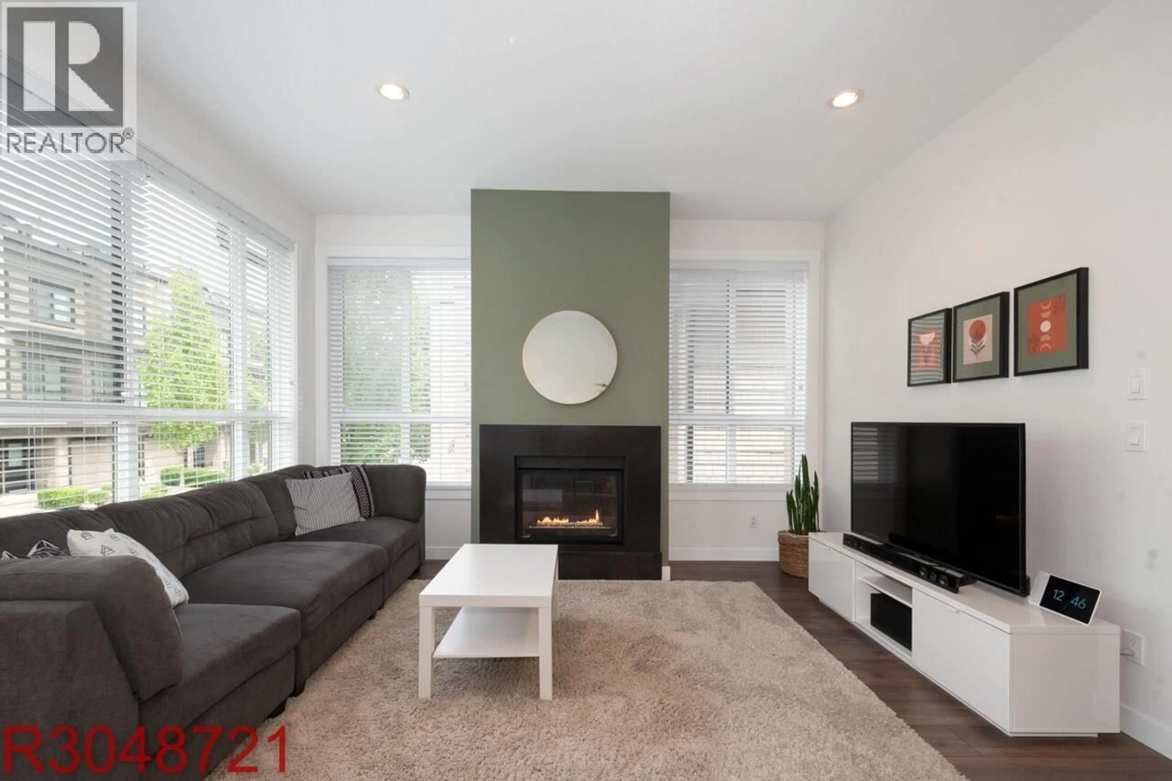 Living room with furniture, wood/laminate floor for 7 - 100 WOOD STREET, New Westminster British Columbia V3M0H6