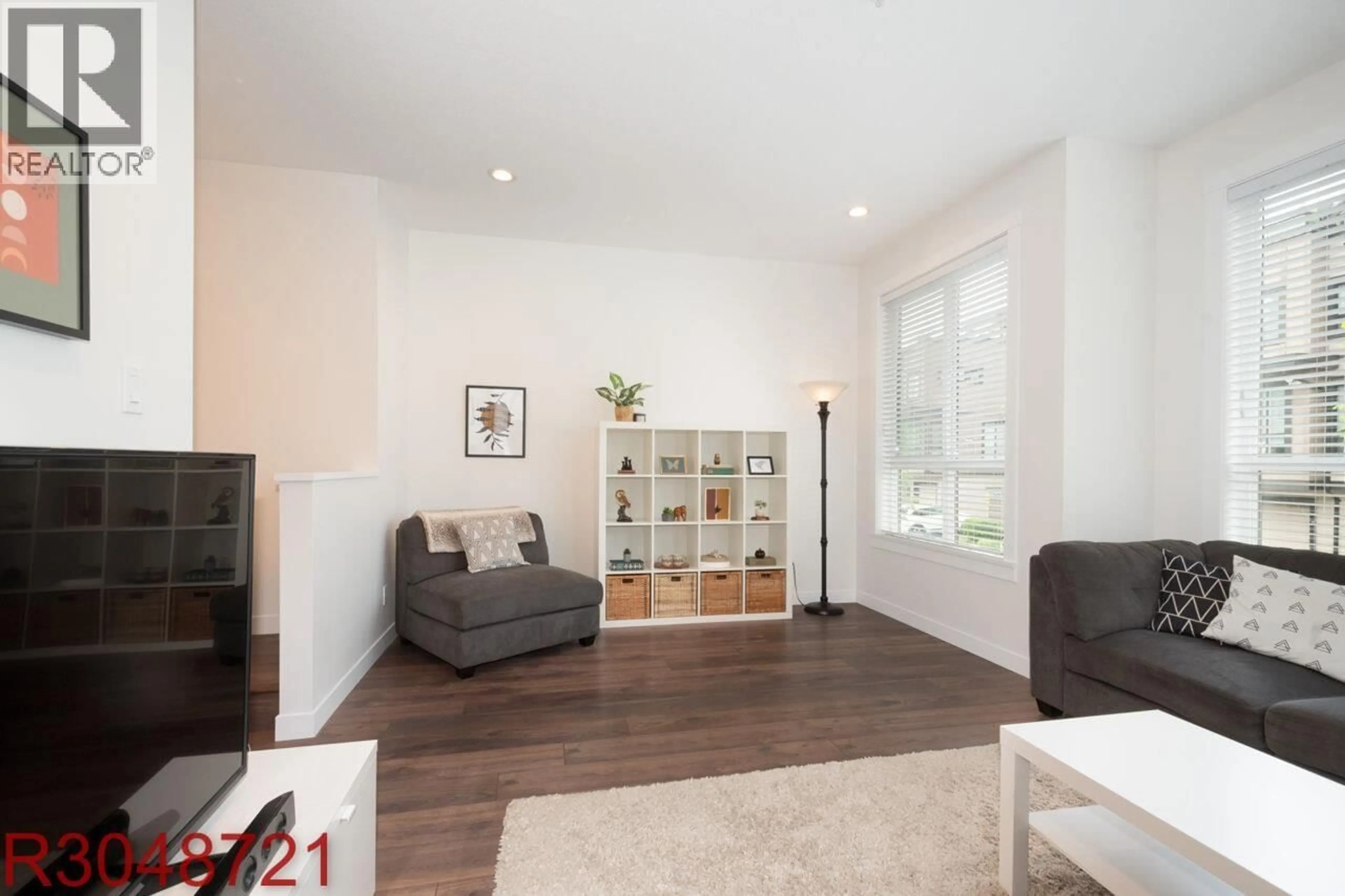 Living room with furniture, wood/laminate floor for 7 - 100 WOOD STREET, New Westminster British Columbia V3M0H6