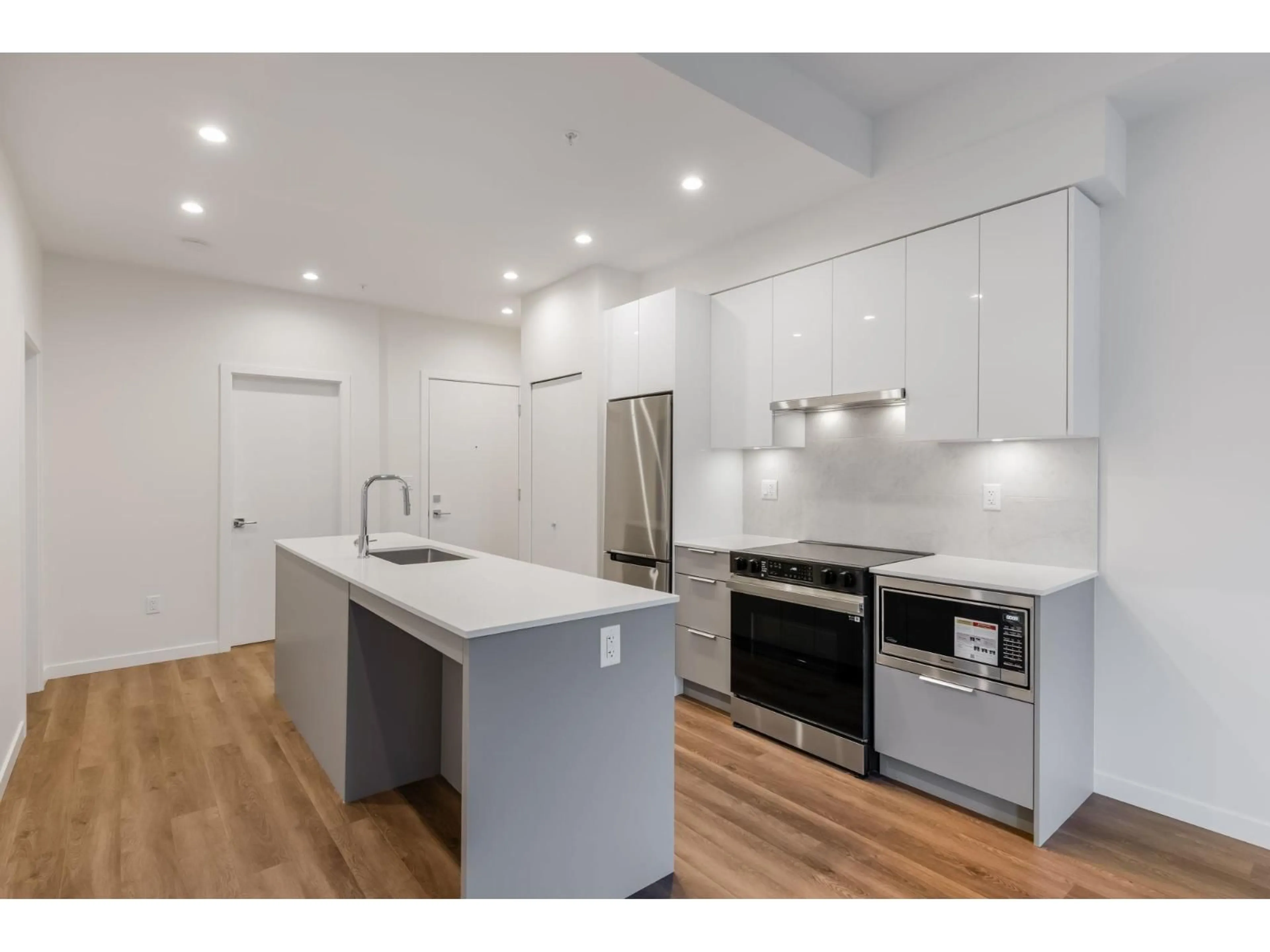 Open concept kitchen, unknown for 109 - 14257 103A AVENUE, Surrey British Columbia V3T1T1