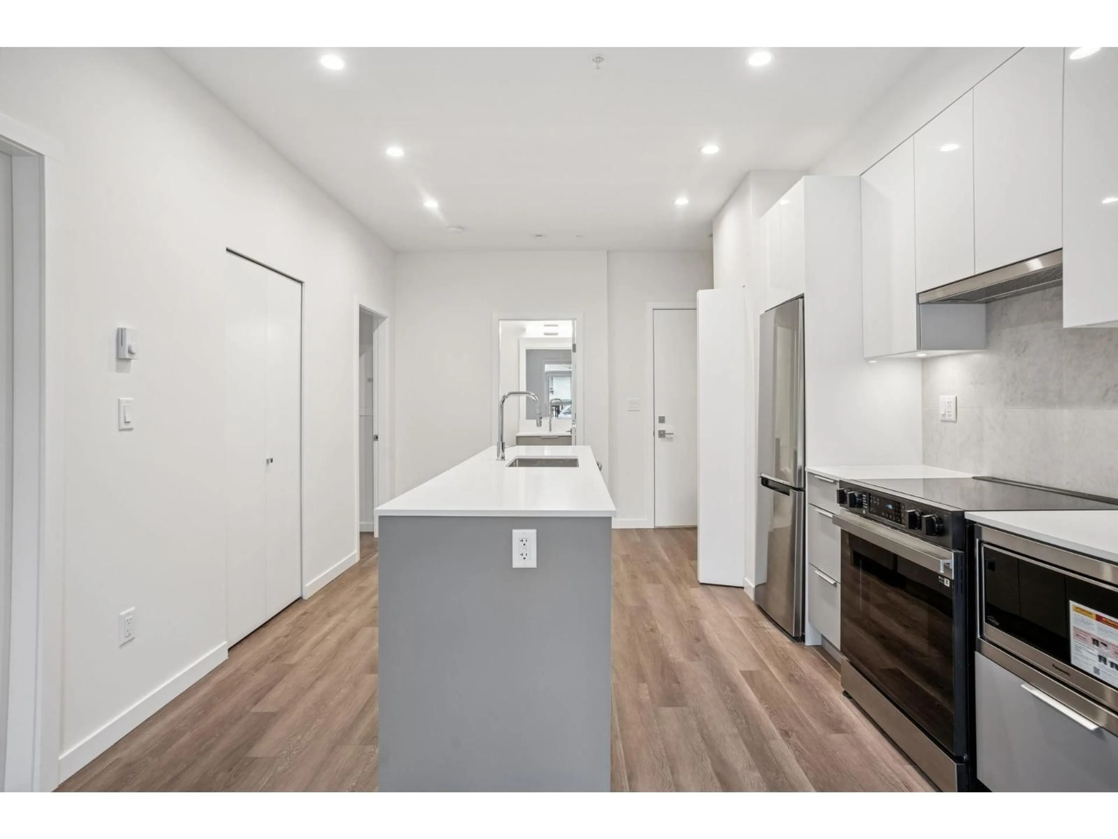 Open concept kitchen, wood/laminate floor for 109 - 14257 103A AVENUE, Surrey British Columbia V3T1T1