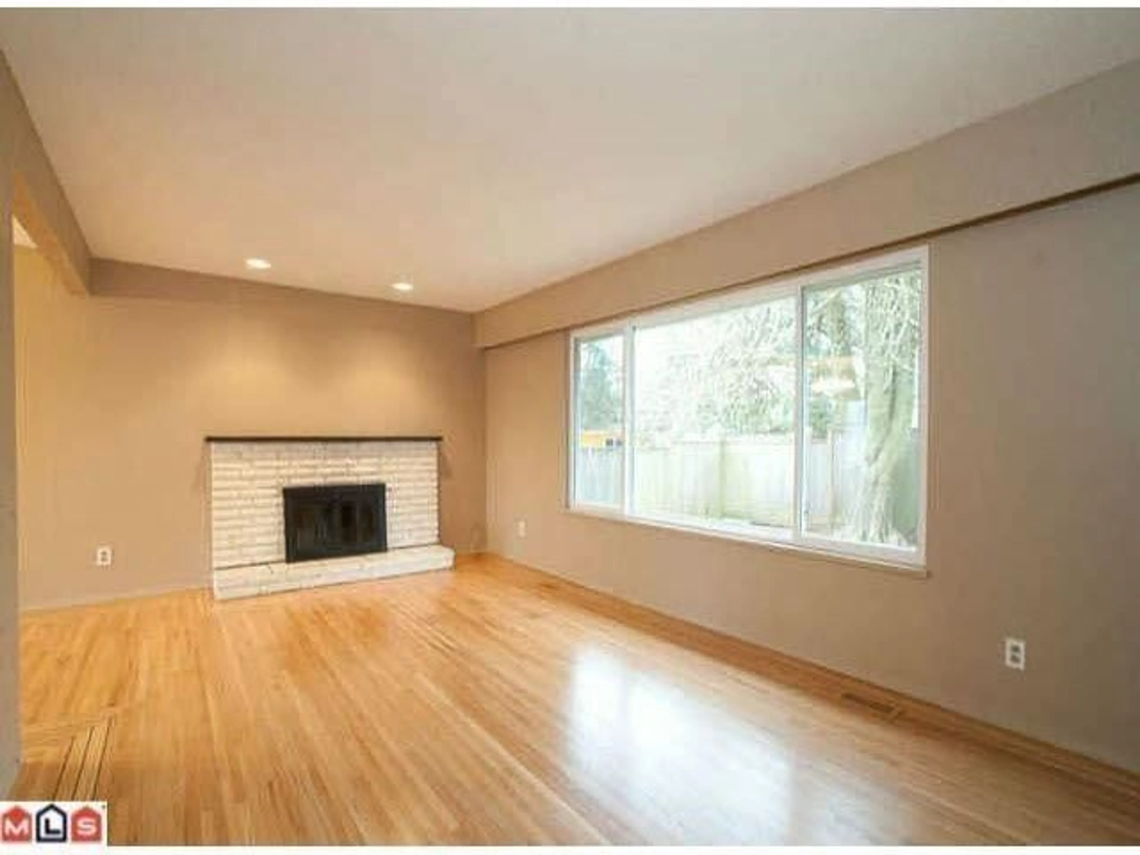 Living room with furniture, wood/laminate floor for 1955 158A, Surrey British Columbia V4A8G9