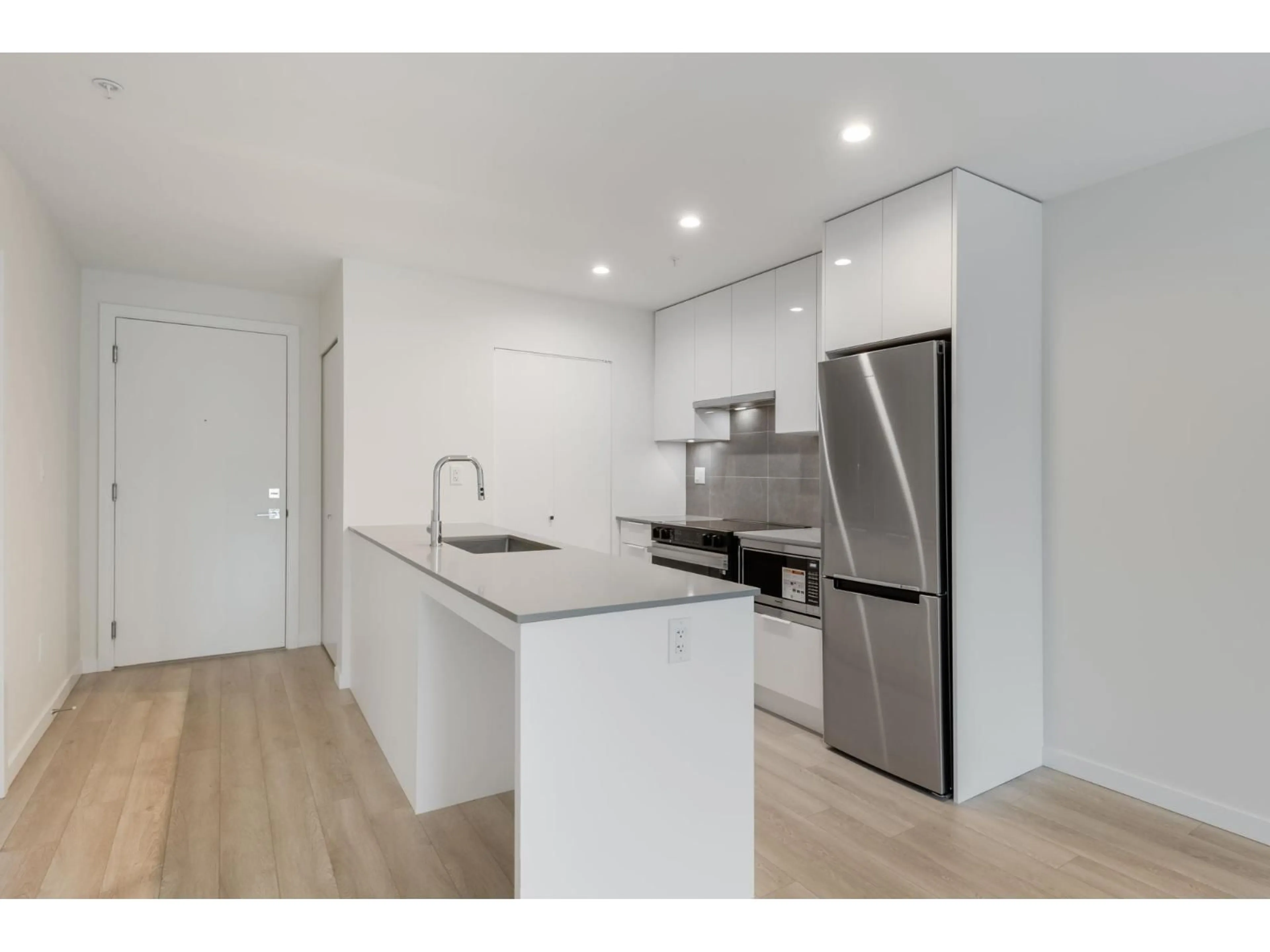 Standard kitchen, wood/laminate floor for 208 - 14257 103A AVENUE, Surrey British Columbia V3T1T1