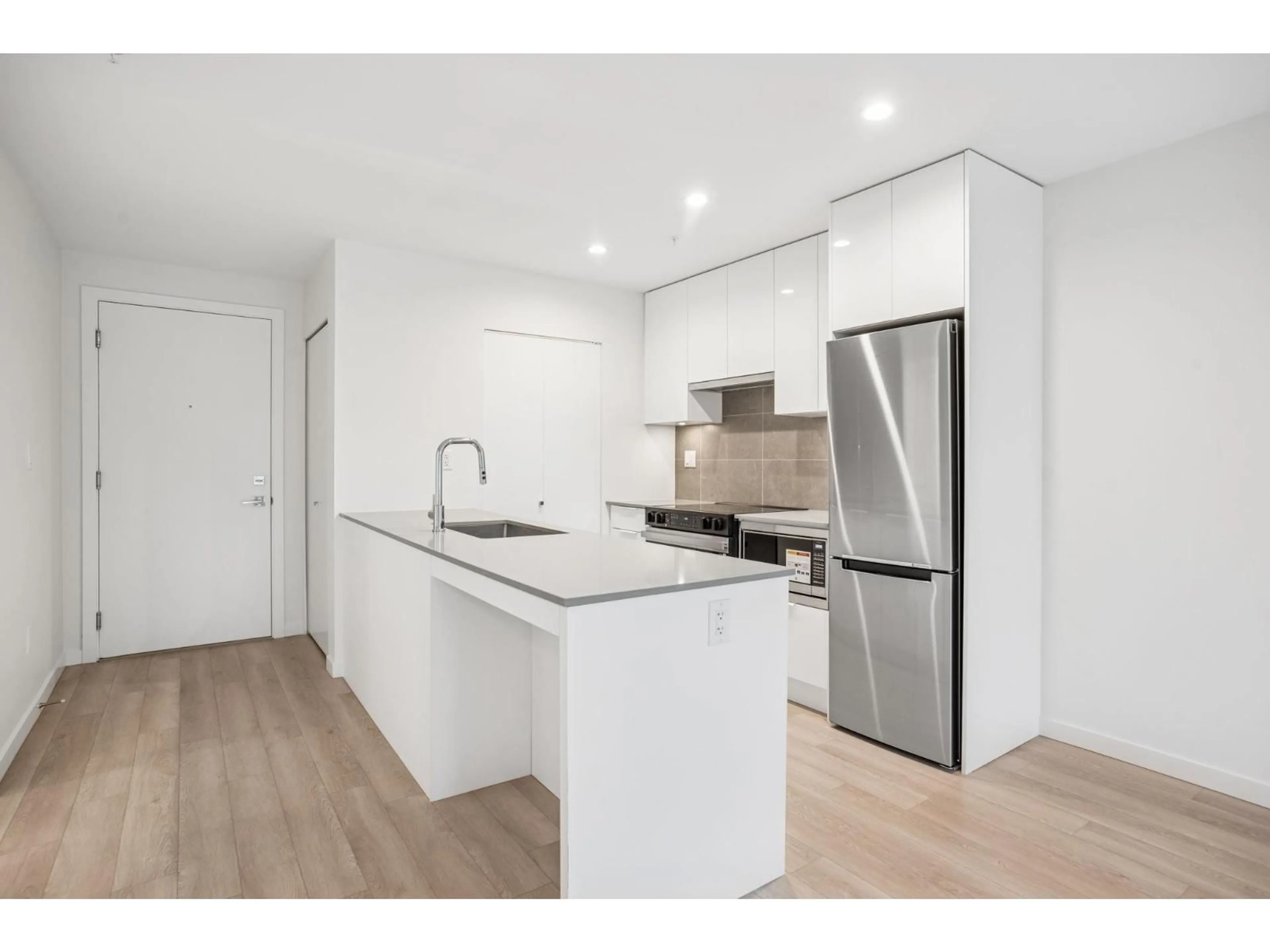 Standard kitchen, wood/laminate floor for 208 - 14257 103A AVENUE, Surrey British Columbia V3T1T1