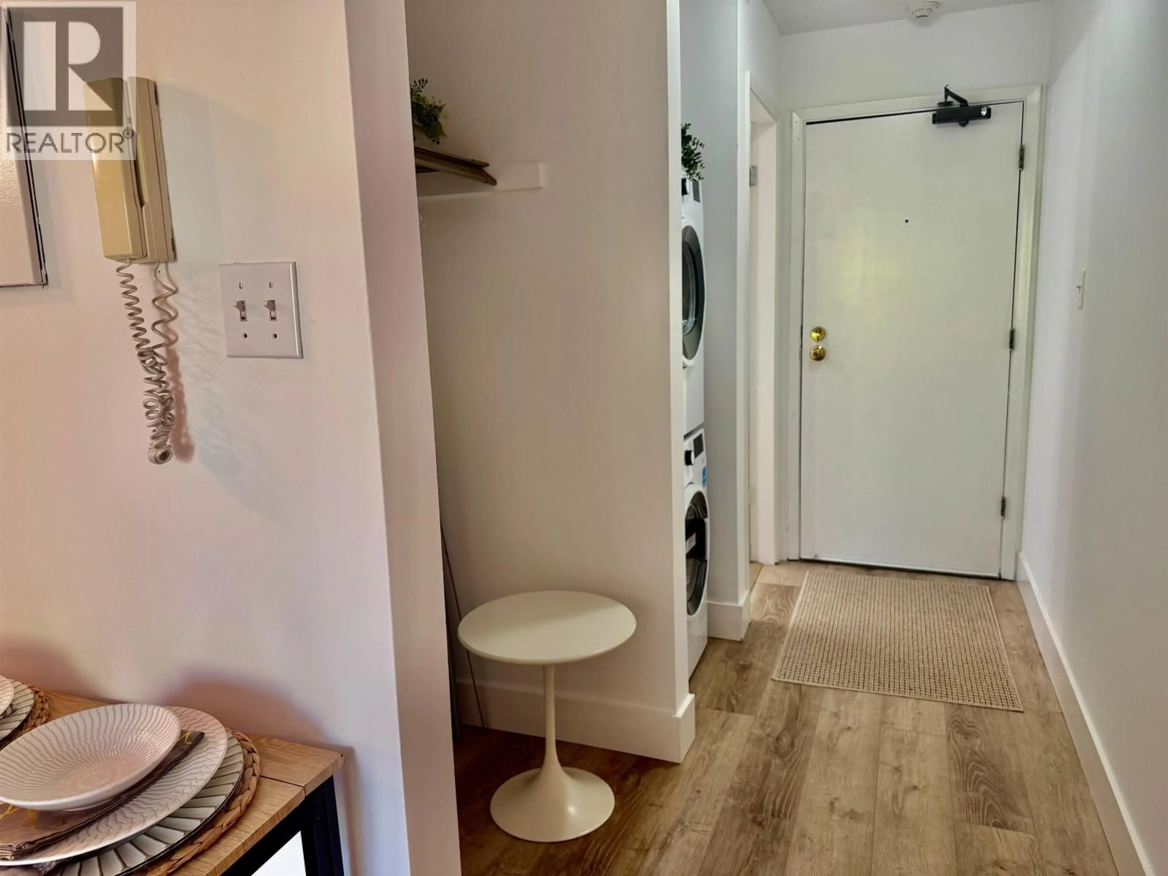 Indoor entryway for 212 - 515 ELEVENTH STREET, New Westminster British Columbia V3M4G4