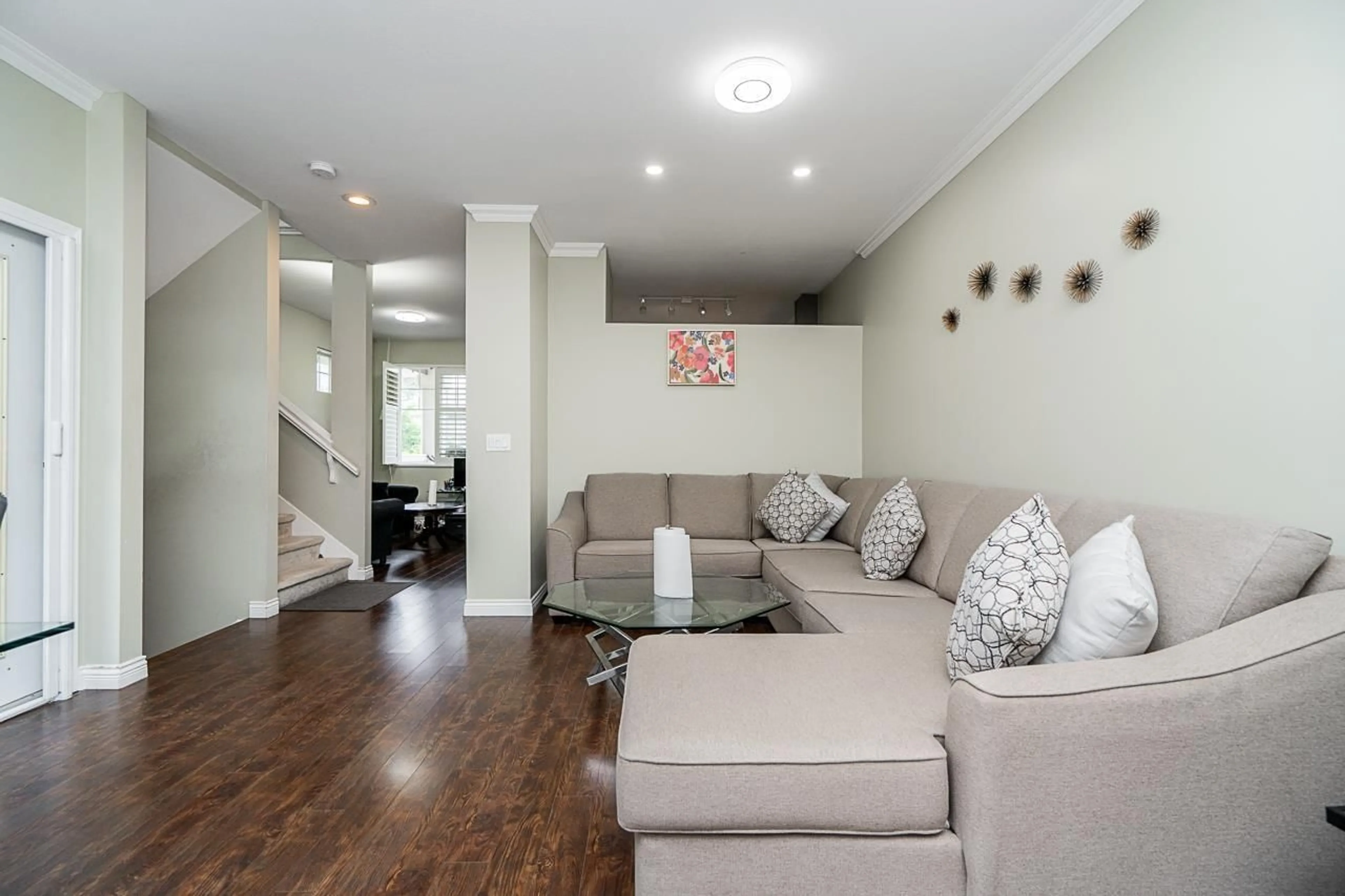 Living room with furniture, wood/laminate floor for 1 - 14877 58, Surrey British Columbia V3S8Y9