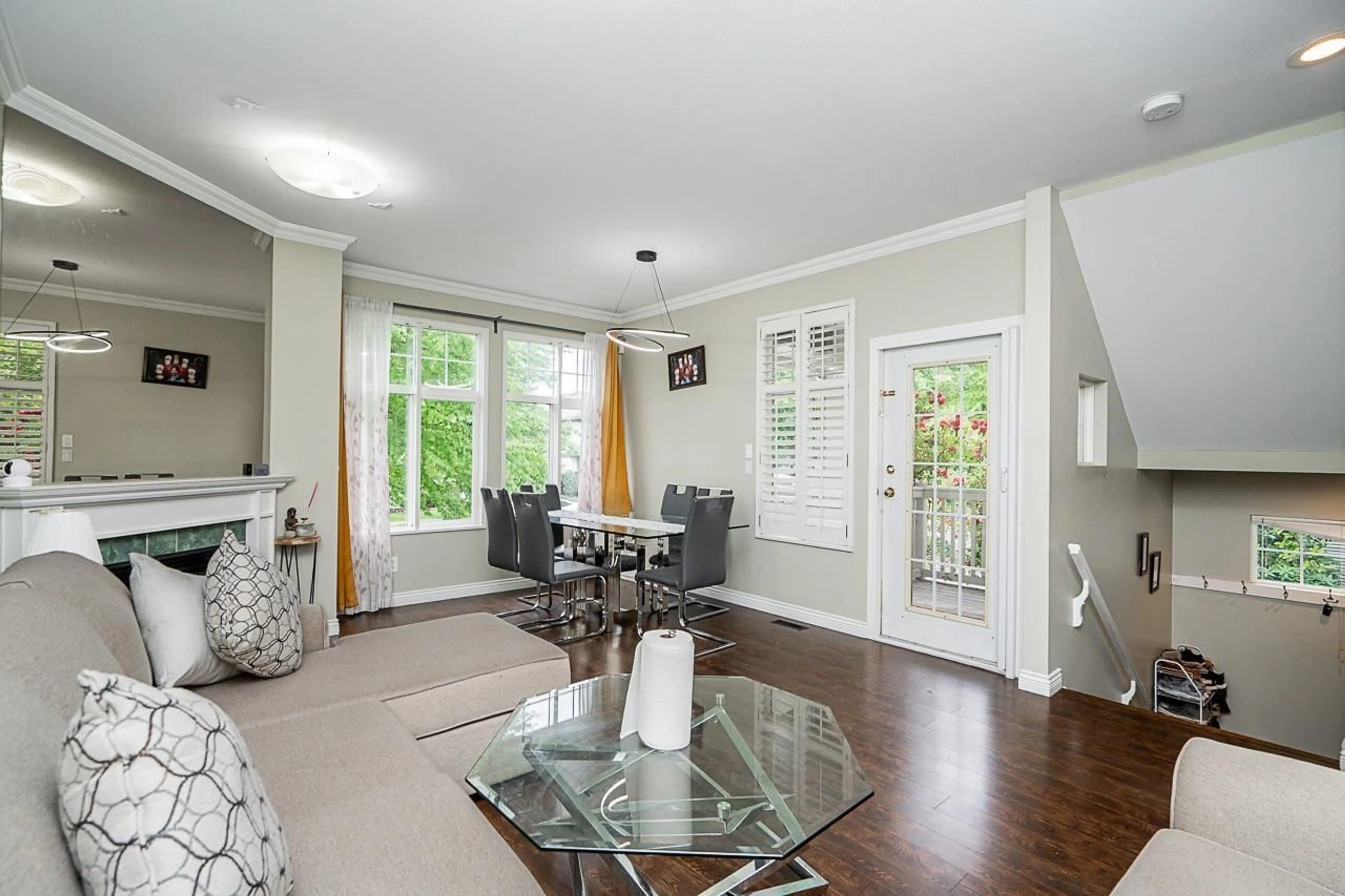 Living room with furniture, wood/laminate floor for 1 - 14877 58, Surrey British Columbia V3S8Y9