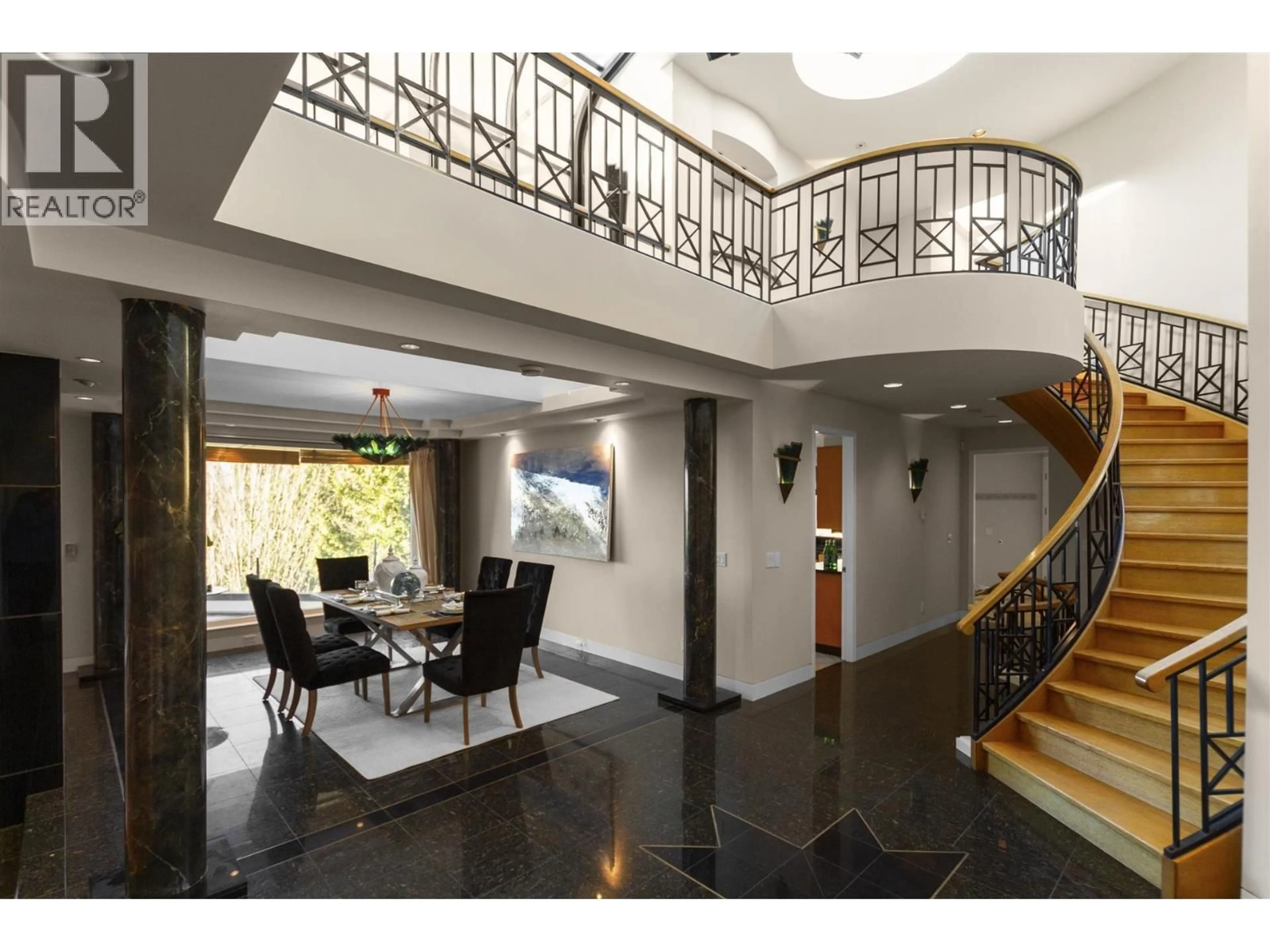 Indoor foyer for 2780 ROSEBERY AVENUE, West Vancouver British Columbia V7V3A2