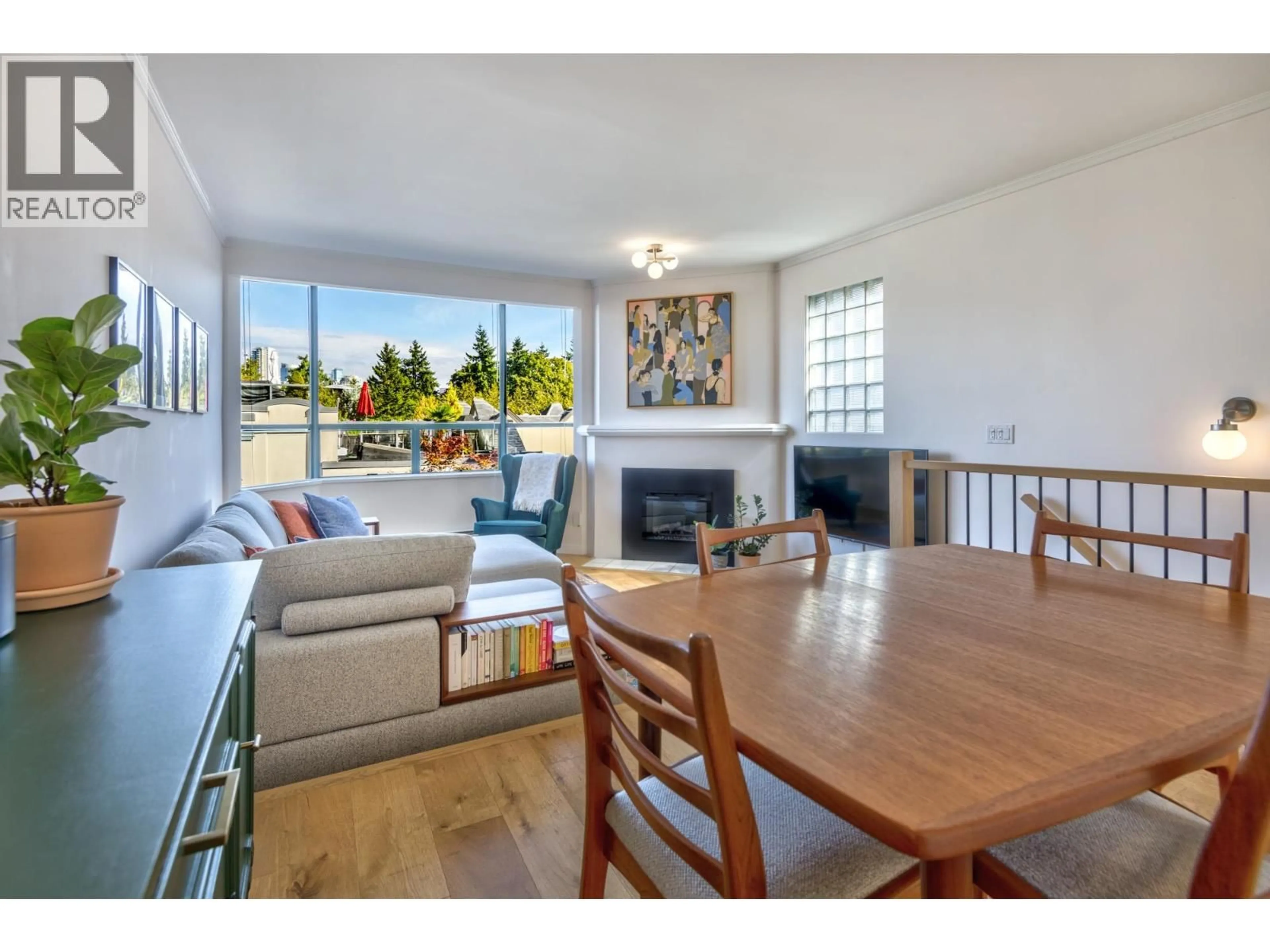 Living room with furniture, wood/laminate floor for 15 - 939 7TH AVENUE, Vancouver British Columbia V5Z1C4