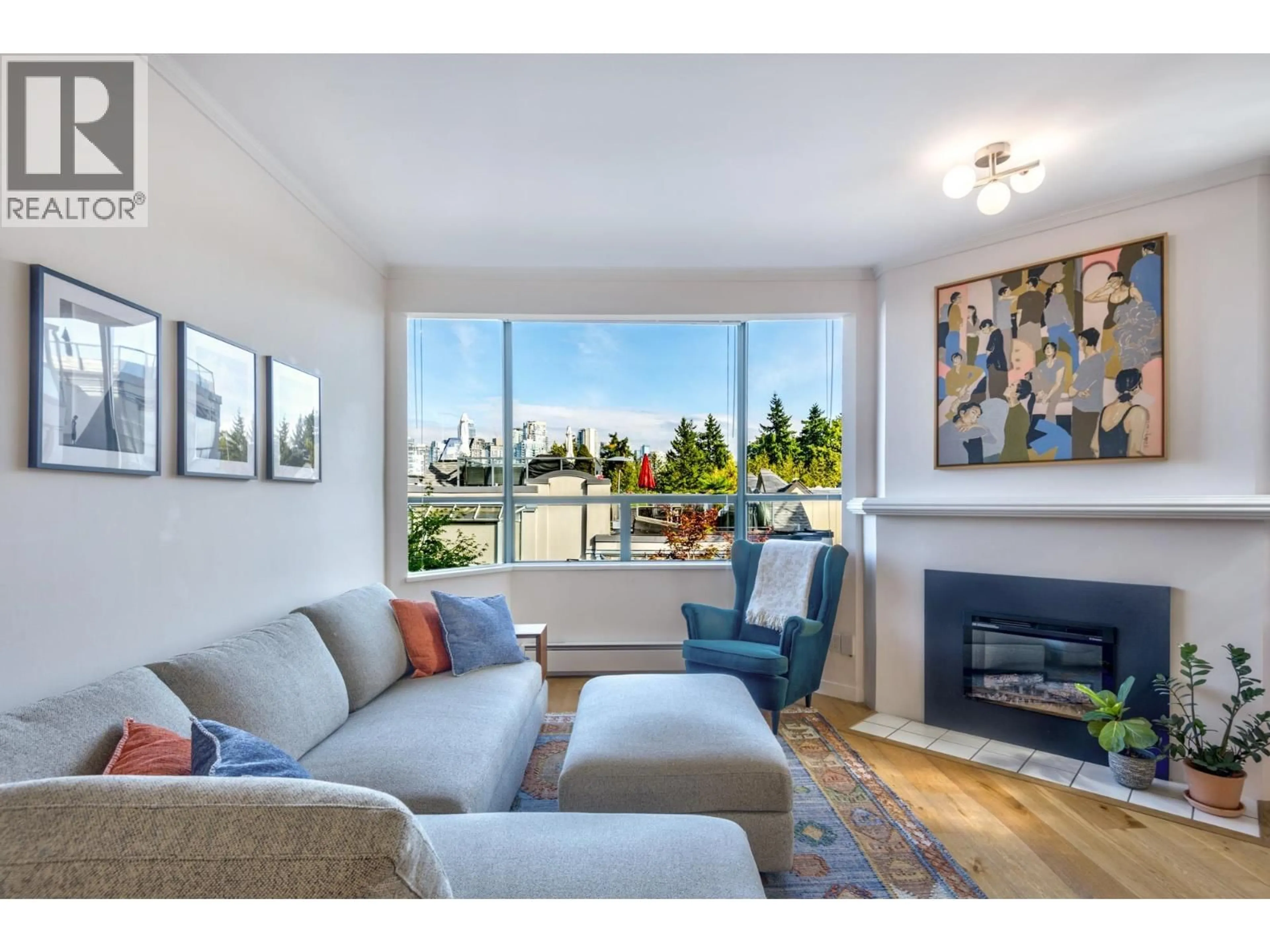 Living room with furniture, wood/laminate floor for 15 - 939 7TH AVENUE, Vancouver British Columbia V5Z1C4