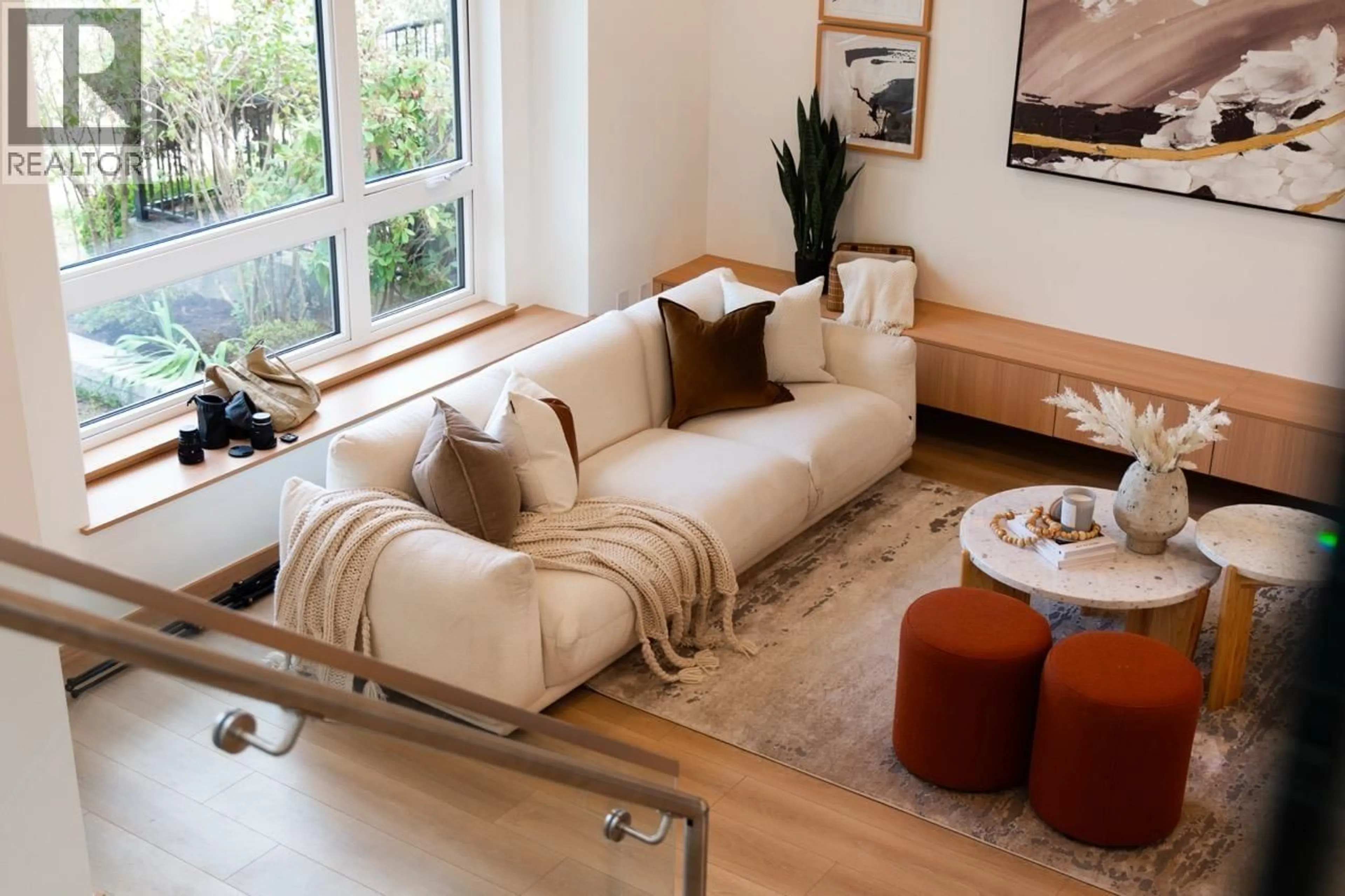 Living room with furniture, unknown for 7 HOWARD AVENUE, Burnaby British Columbia V5B1J6